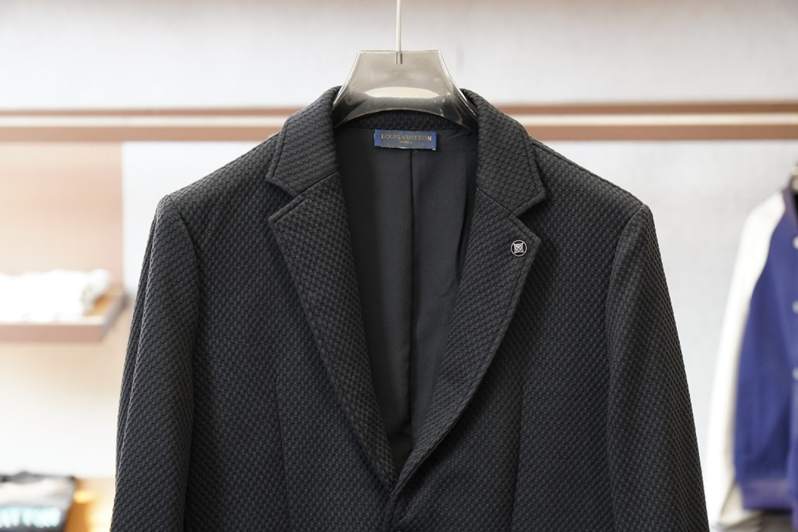 Lv 路易威登/2025秋冬西服主打产品之一，星💫💫这个品牌西服羊毛面料设计出一种低调的奢华的风格，顶级