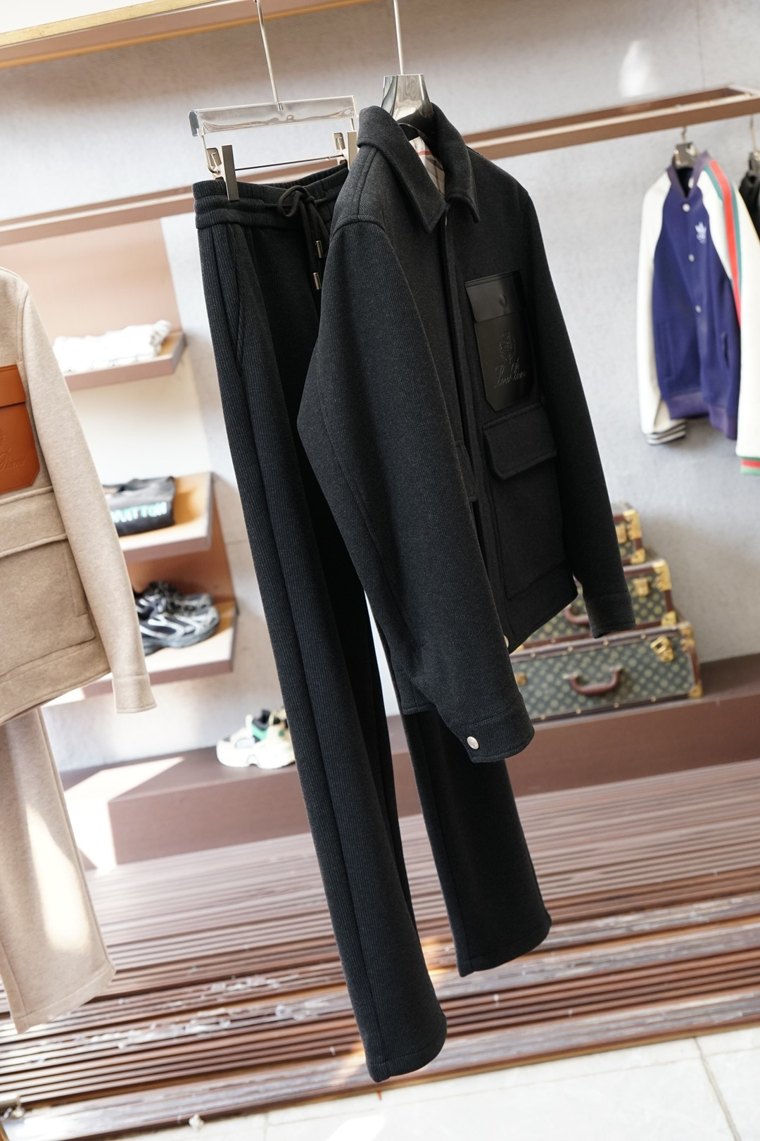 NO:690952,LP/wool thickened suit 2025 counter same new wool casual suit!  Celebrities’ favorite fashion casual suit, simple and elegant, embroidered ribbon design, craft design!  Clean and neat tailoring, full of urban style. Exclusive top-grade customized fabrics are available. It feels soft, waxy and dry, and the upper body effect is crisp and stylish. Three-dimensional cutting technology!  The styles are all of high standard and have appropriate benefits!  It is not tight at all, and makes you feel good when you put it on. With so many top-quality raw materials, it creates a high-end product with unparalleled value. It is the first choice for high-end fashion people with complete three standards, and the upper body effect is super good-looking!  Size M-3XL,,loro piana,19860909LP/羊毛加厚套装 2025专柜同款新品羊毛休闲套装！明星最爱时装味休闲套装 简单大方 刺绣织带设计 工艺设计！干净利落剪裁 都市风十足 可供独家顶级定制面料,手感软糯干爽,上身效果挺括有型.立体裁剪工艺！版型上都是高标准,恰当好处的廓型版！又恰恰不紧绷,,穿上心情就好,如此众多的顶级原料,打造出价值感无与伦比的高端产品,三标齐全高端潮流时尚人士首选,上身效果超级好看！码数M-3XL,,loro piana,,Men's clothing