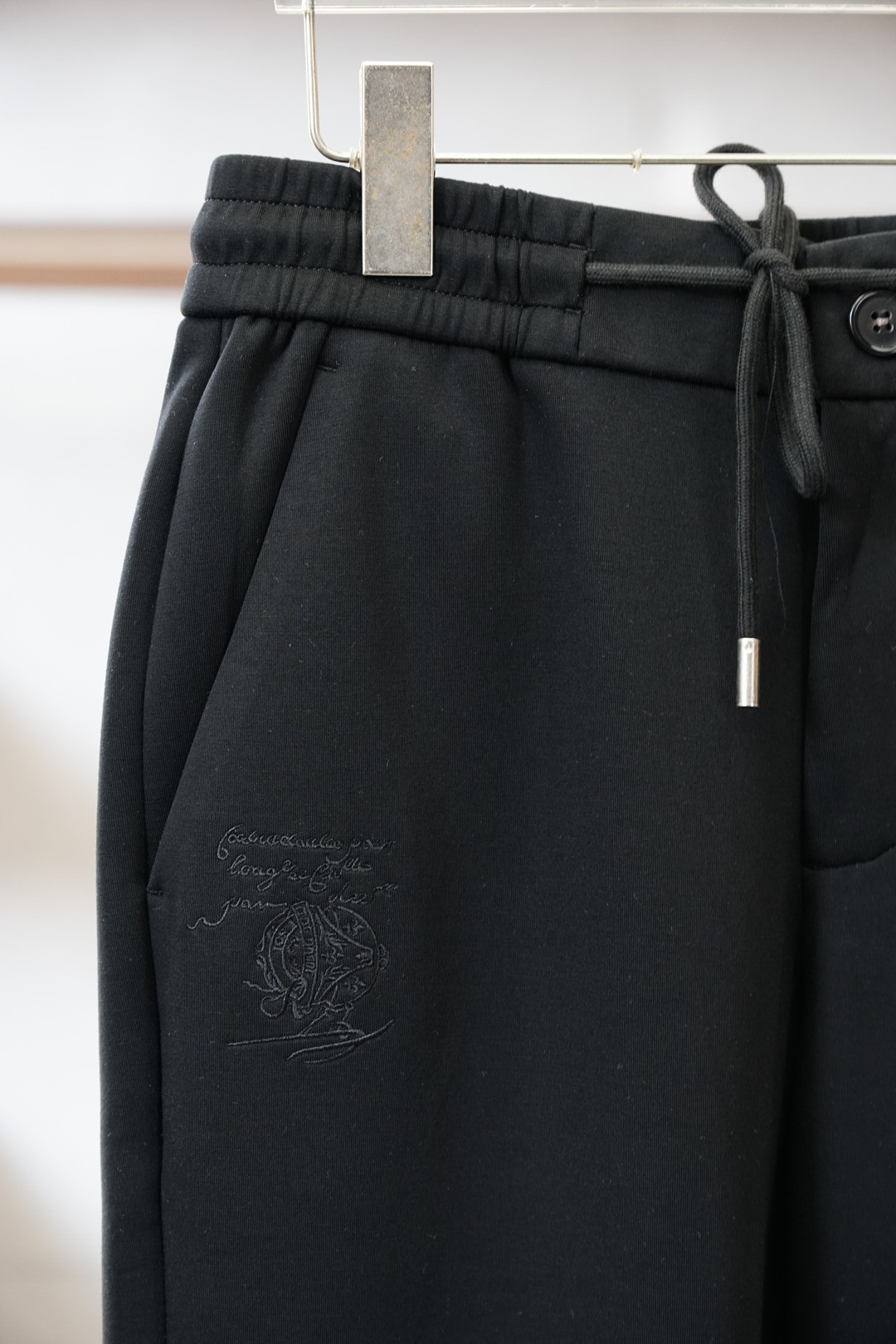 BC-2025秋冬 全品相订单，保暖有型 羊毛呢混纺松紧腰直脚休闲裤 经典百搭 标志五金的点缀，松紧腰抽