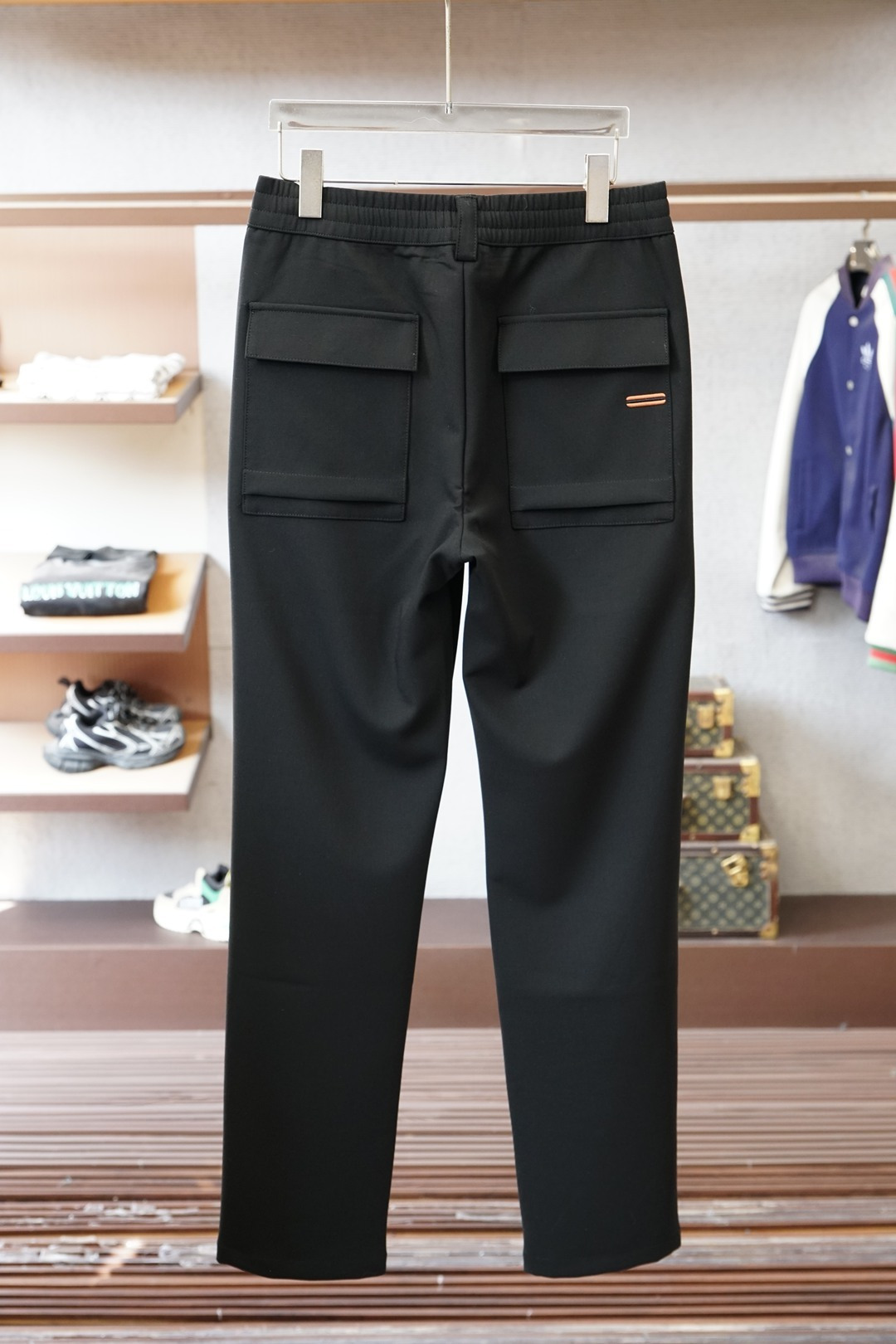 杰尼亚/2025秋冬 全品相订单，保暖有型 羊毛呢混纺松紧腰直脚休闲裤 经典百搭 标志五金的点缀，松紧腰