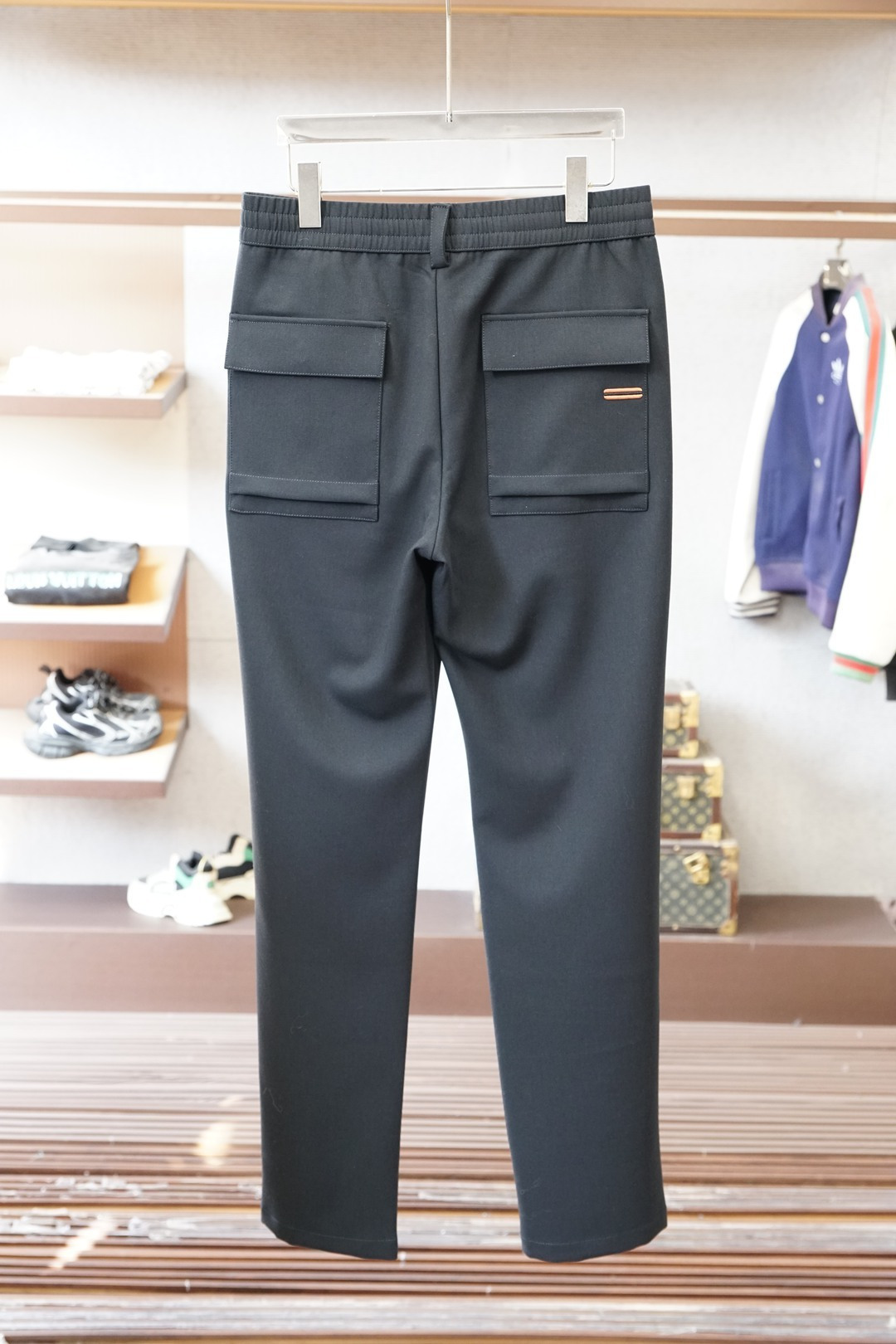 杰尼亚/2025秋冬 全品相订单，保暖有型 羊毛呢混纺松紧腰直脚休闲裤 经典百搭 标志五金的点缀，松紧腰