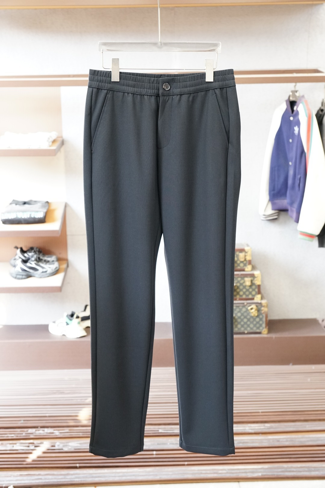 杰尼亚/2025秋冬 全品相订单，保暖有型 羊毛呢混纺松紧腰直脚休闲裤 经典百搭 标志五金的点缀，松紧腰