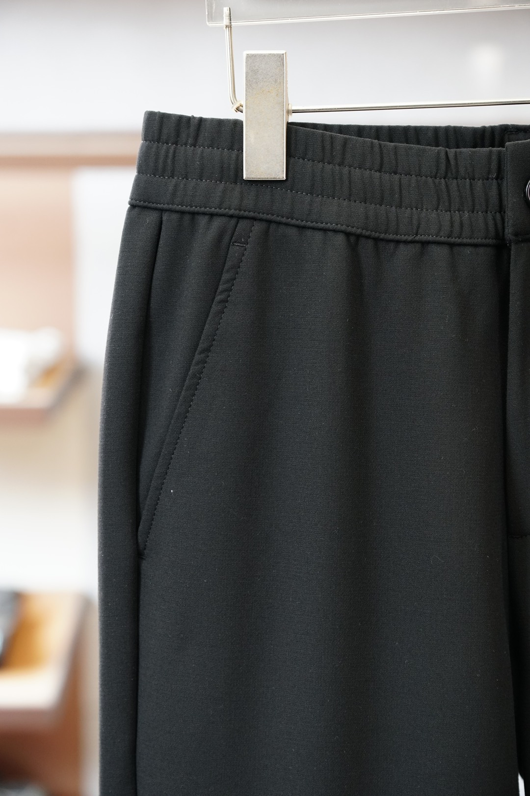 杰尼亚/2025秋冬 全品相订单，保暖有型 羊毛呢混纺松紧腰直脚休闲裤 经典百搭 标志五金的点缀，松紧腰