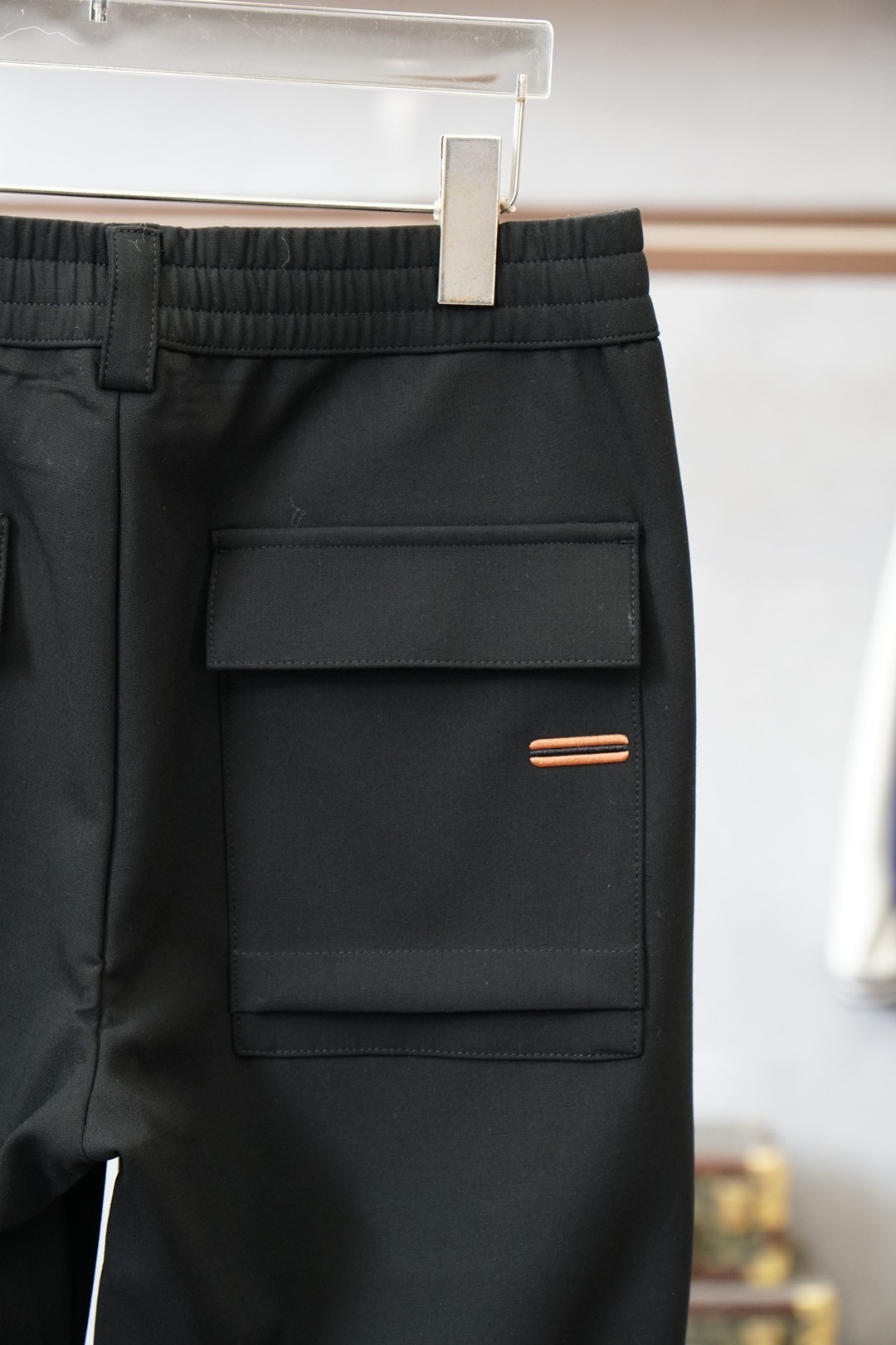 杰尼亚/2025秋冬 全品相订单，保暖有型 羊毛呢混纺松紧腰直脚休闲裤 经典百搭 标志五金的点缀，松紧腰