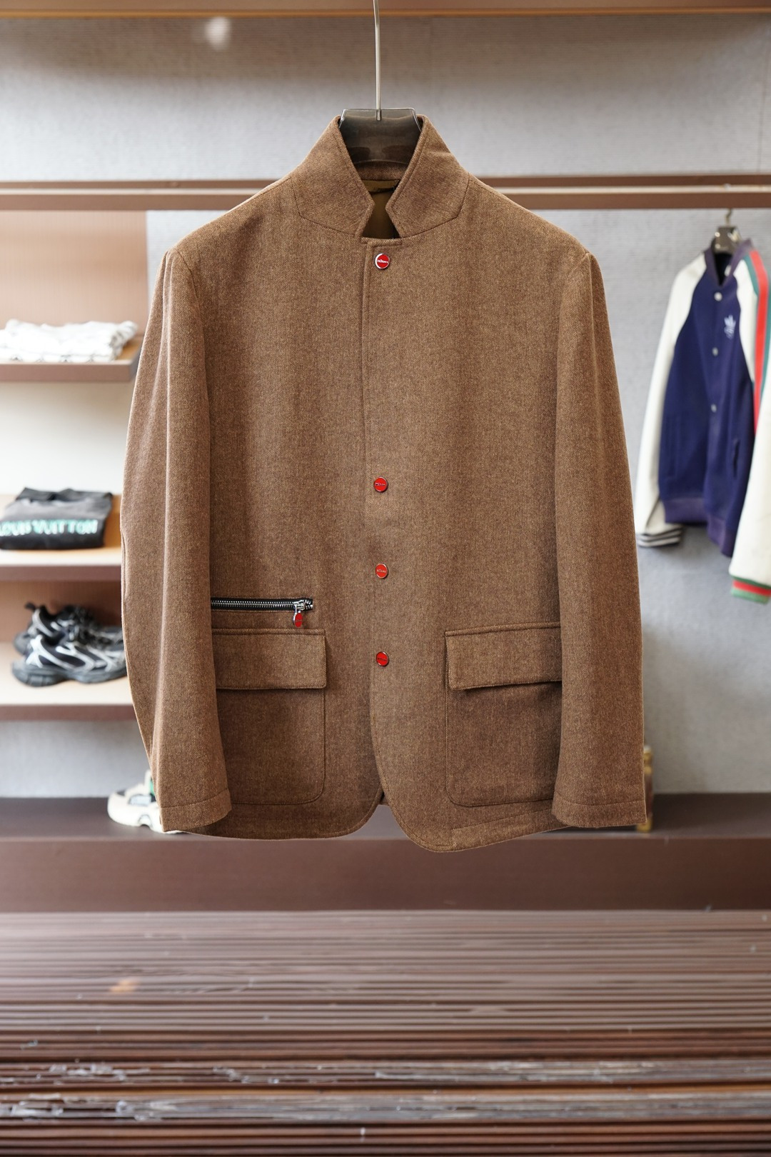 Kiton 奇顿。25秋冬羊毛外套，⚡️⚡️加厚羊毛实穿性强 风格独特。材质，质感细腻硬朗光滑！时尚复古