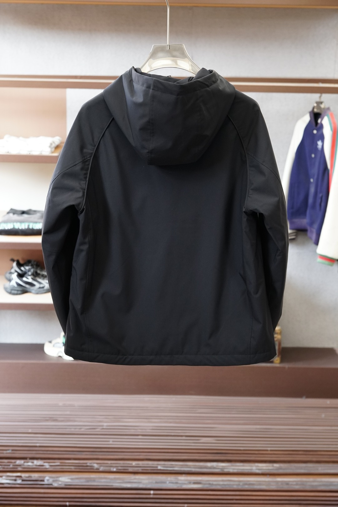 杰尼亚-羽绒服，冬日质感穿搭天花板终于挖到宝了！羽绒服直接承包我整个冬天的穿搭✨面料的质感真的绝了，摸起