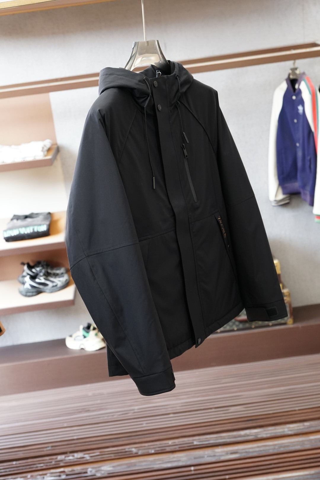 杰尼亚-羽绒服，冬日质感穿搭天花板终于挖到宝了！羽绒服直接承包我整个冬天的穿搭✨面料的质感真的绝了，摸起