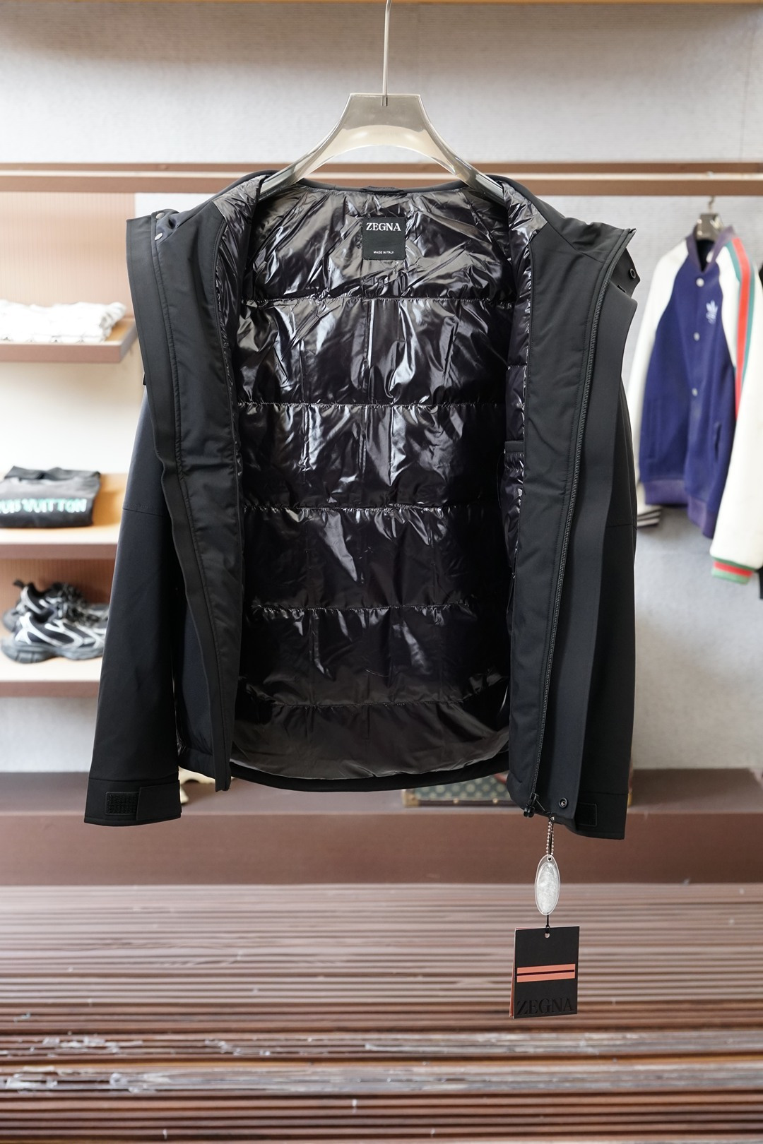 杰尼亚-羽绒服，冬日质感穿搭天花板终于挖到宝了！羽绒服直接承包我整个冬天的穿搭✨面料的质感真的绝了，摸起