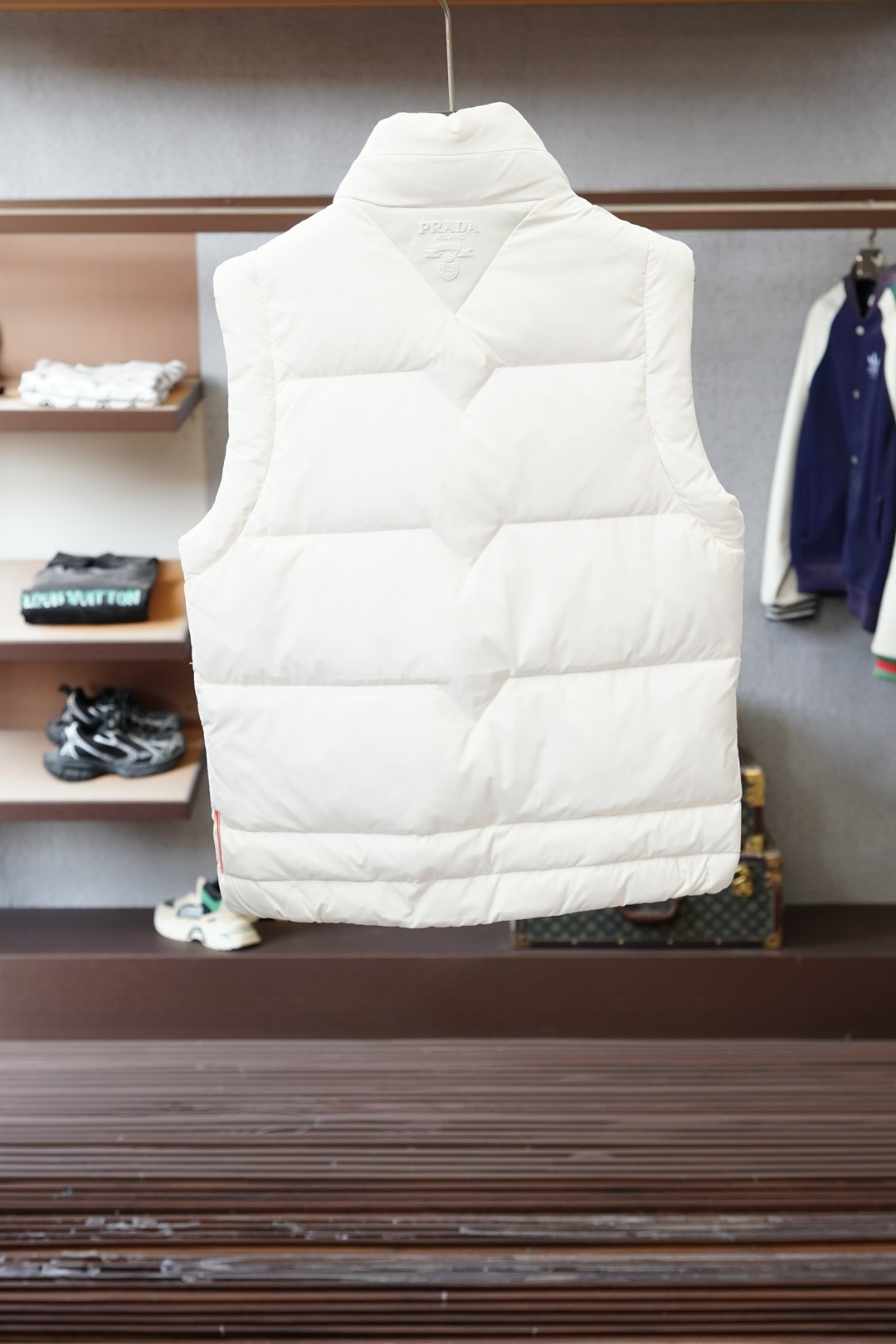 Prada普拉达-25秋冬新款羽绒背心马甲原版1.1顶级打造；官网官，定制YB防风防水尼龙材质 白鹅绒填