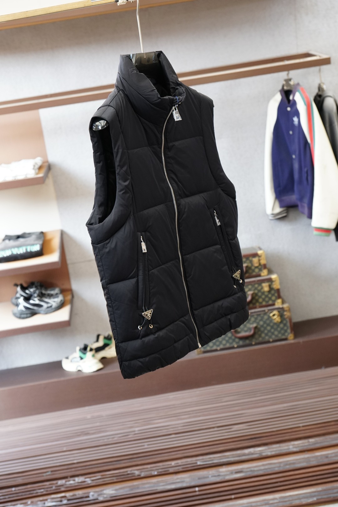 Prada普拉达-25秋冬新款羽绒背心马甲原版1.1顶级打造；官网官，定制YB防风防水尼龙材质 白鹅绒填