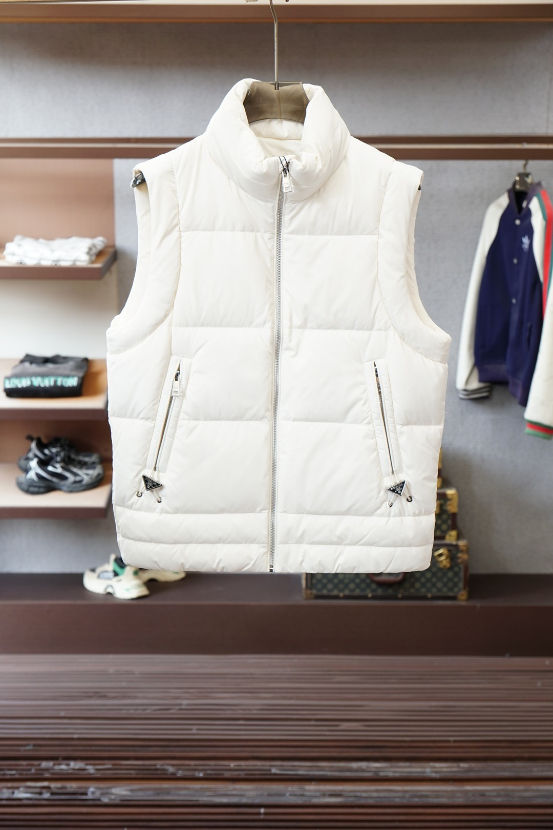 NO:681940,Prada-25 new autumn and winter down vest vest original version 1.1 top-level production; official website, customized YB windproof and waterproof nylon material, white goose down filling lining, the whole piece is light and warm, snap-flap pocket vest version, elastic by people, classic rectangular embossed stand-up collar design, windproof and cold protection, iconic triangle embroidery on the chest as decoration, running through the brand concept, integrating warmth and fashion, getting rid of the traditional bloated feeling, the first choice for autumn and winter layering  Customized surface accessories. Check the correct version. Down filling standard: national standard 90 down. Down filling: white goose down. Size M-3xl. Color white and black,,, prada, prada, down jacket,19860909Prada普拉达-25秋冬新款羽绒背心马甲原版1.1顶级打造；官网官,定制YB防风防水尼龙材质 白鹅绒填充内里 整件轻薄保暖 按扣翻盖口袋马甲版型 松紧由人 经典长方格压纹立领设计 防风御寒 胸前标志性三角刺绣作为装饰 贯穿品牌理念 集保暖与时髦一体 摆脱传统臃肿感 秋冬叠穿首选 定制面辅料 认准版本 充绒标准:国标90绒 充绒物:白鹅绒 尺码M-3xl 颜色白色黑色,,,prada,prada,down jacket,,Men's clothing