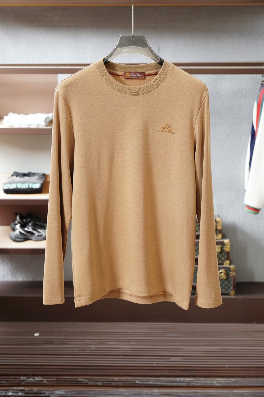 NO:681912,LP mulberry silk long sleeves, suitable for ceiling lining in autumn and winter. Who knows!  LP's long-sleeved mulberry silk is so easy to wear. The soft and waxy mulberry silk fabric is very comfortable to wear, skin-friendly and breathable, so you won't feel sweaty when wearing it in autumn and winter. The three colors of burgundy, turmeric, and light apricot are super textured, and the low saturation tone is very high-end when paired with coats and suits. The small embroidered logo is low-key and exquisite, and I love the details. It is a basic style but has a super correct fit, so you can wear it casually without being out of place. You really can't live without it in your autumn and winter wardrobe!  Tips: It can be worn alone or layered, loro piana, business suit,19860909LP桑蚕丝长袖,秋冬内搭天花板 谁懂啊！LP这款桑蚕丝长袖也太好穿了 软糯的桑蚕丝面料贴身穿巨舒服,亲肤又透气,秋冬当内搭完全不闷汗 酒红、姜黄、浅杏三个颜色都超有质感,低饱和调调搭大衣、西装都贼高级 小刺绣logo低调又精致,细节控狠狠爱了 基础款但版型超正,随便搭都不踩雷,秋冬衣柜真的离不开它！ Tips单穿/叠穿都可以,,loro piana,business suit,,Men's clothing