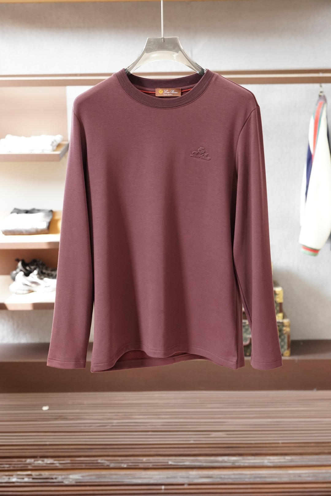 NO:681904,LP mulberry silk long sleeves, autumn and winter inner layer with ceiling, who knows!  LP's long-sleeved mulberry silk is so easy to wear. The soft and waxy mulberry silk fabric is very comfortable to wear, skin-friendly and breathable, so you won't feel sweaty when wearing it in autumn and winter. The three colors of burgundy, turmeric, and light apricot are super textured, and the low saturation tone is very high-end when paired with coats and suits. The small embroidered logo is low-key and exquisite, and I love the details. It is a basic style but has a super correct fit, so you can wear it casually without being out of place. You really can't live without it in your autumn and winter wardrobe!  Tips: It can be worn alone or layered, loro piana, business suit,19860909LP桑蚕丝长袖、秋冬内搭天花板 谁懂啊！LP这款桑蚕丝长袖也太好穿了 软糯的桑蚕丝面料贴身穿巨舒服,亲肤又透气,秋冬当内搭完全不闷汗 酒红、姜黄、浅杏三个颜色都超有质感,低饱和调调搭大衣、西装都贼高级 小刺绣logo低调又精致,细节控狠狠爱了 基础款但版型超正,随便搭都不踩雷,秋冬衣柜真的离不开它！ Tips单穿/叠穿都可以,,loro piana,business suit,,Men's clothing