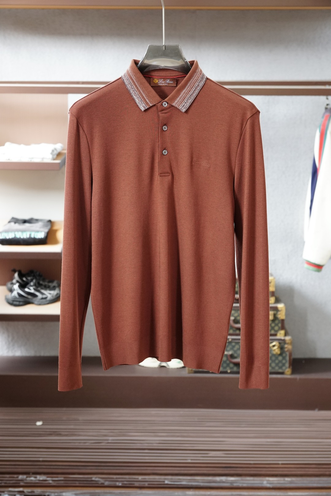 NO:681915,LP long-sleeved Polo, the code of atmosphere for elite men, has been captured by LP's long-sleeved Polo. The mulberry silk blended fabric is incredibly smooth and has no sense of restraint when worn next to the body. It is warm and not bulky when worn in autumn and winter. The four colors of navy blue, olive green, off-white, and caramel brown are all very tasteful, and the webbing details on the lapels instantly add a sense of sophistication. It is smart to wear with suits in business situations, and casual with casual pants in daily life. One piece can handle a variety of dressing scenes.  The fit is just right for slim fit, neither tight nor baggy, and it brings out the calm aura of an elite man when worn out. The small details include a low-key embroidered logo, and the sense of luxury is hidden in the details. loro piana, business suit,19860909LP长袖Polo、精英男士的氛围感密码 被LP这款长袖Polo狠狠拿捏了 桑蚕丝混纺面料柔滑得不像话,贴身穿毫无束缚感,秋冬穿既保暖又不臃肿 藏青、橄榄绿、米白、焦糖棕四个色都超有品味,翻领的织带细节瞬间拉满精致感 商务场合搭西装干练,日常配休闲裤又随性,一件搞定多种穿搭场景 版型是恰到好处的修身,不紧绷不松垮,穿出门自带精英男士的沉稳气场 小细节低调的刺绣logo,高级感全藏在细节里,,loro piana,business suit,,Men's clothing