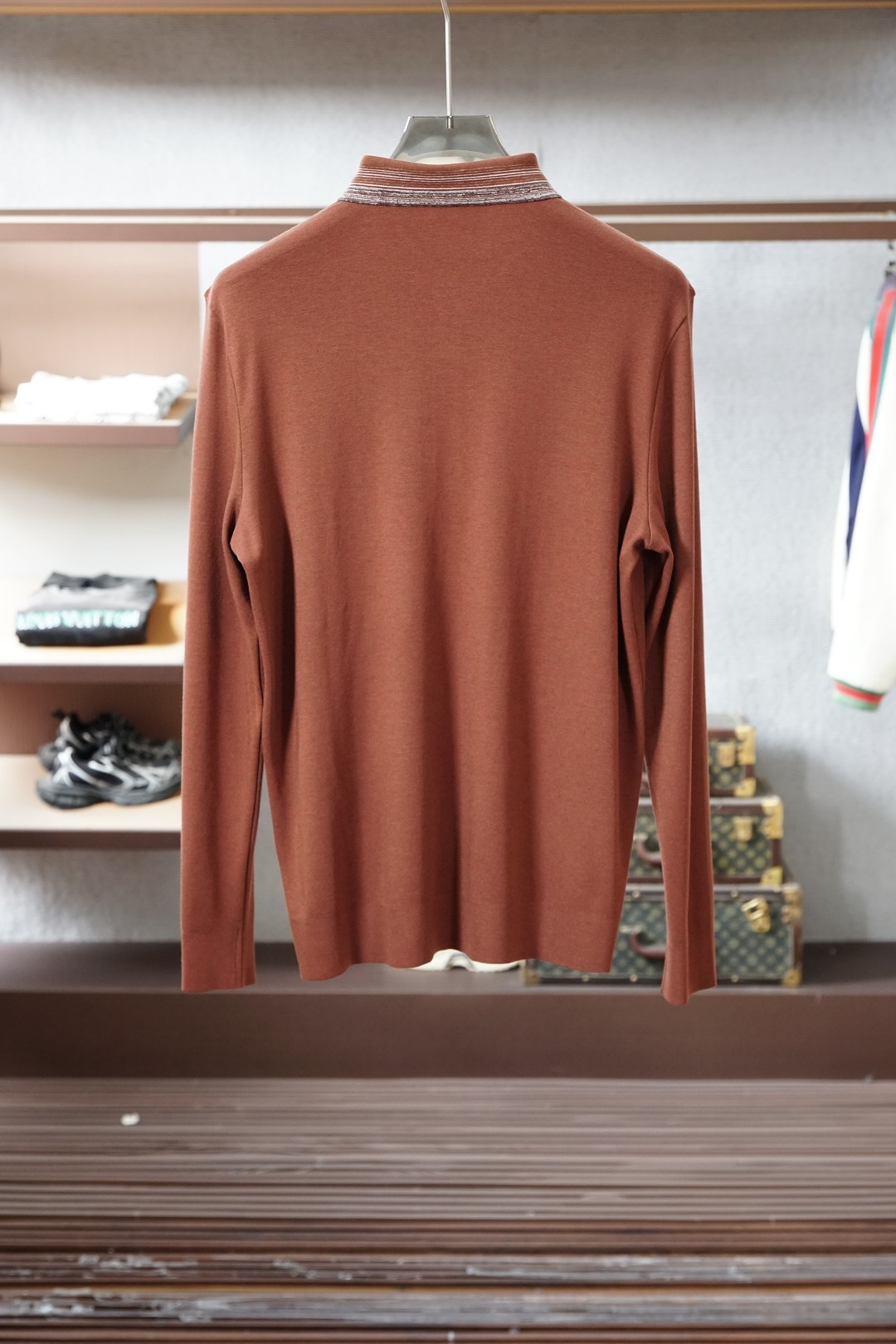 lP🆕长袖Polo、精英男士的氛围感密码被lP🆕这款长袖Polo狠狠拿捏了🤌桑蚕丝混纺面料柔滑得不像话，