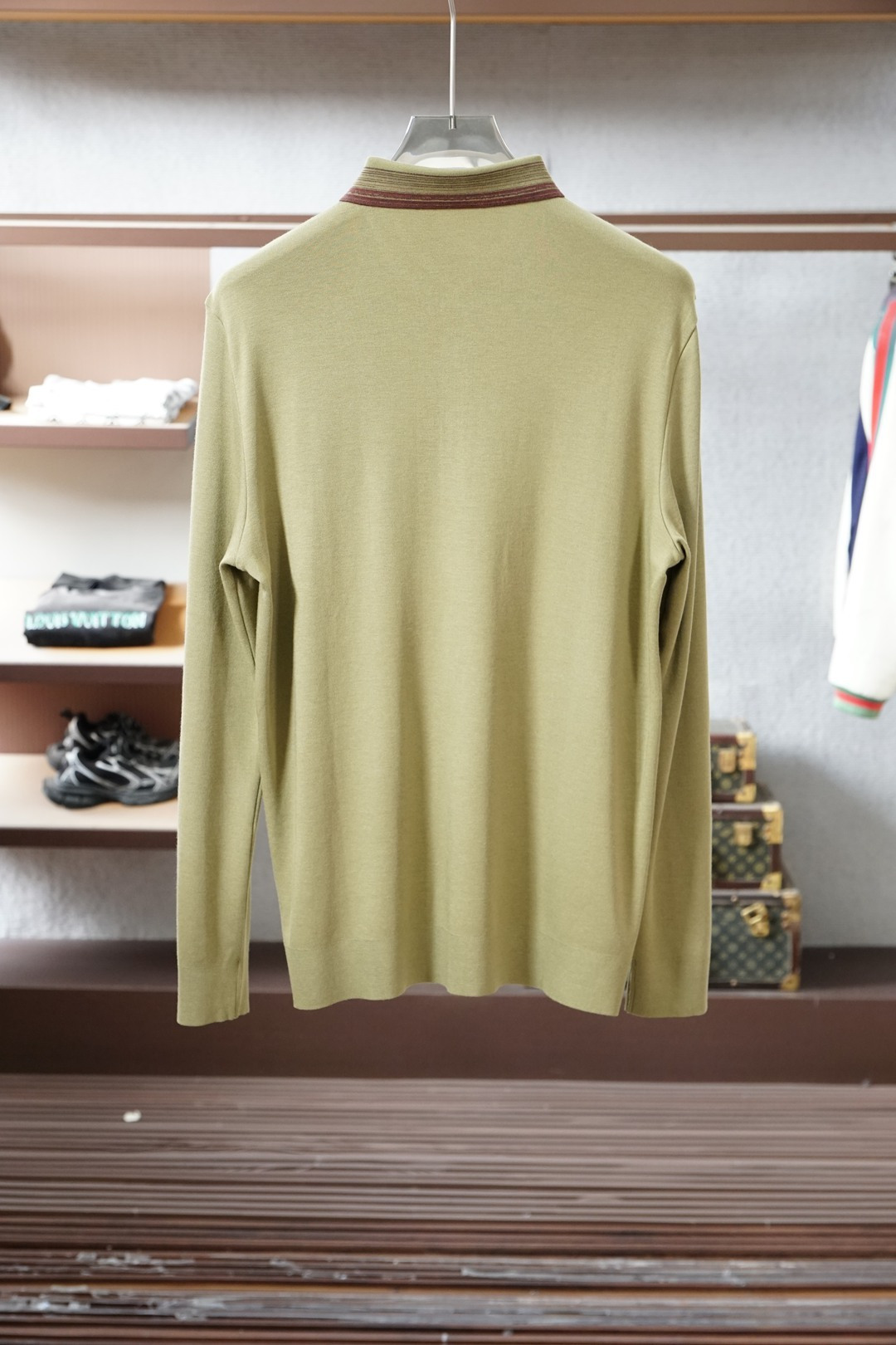 lP🆕长袖Polo、精英男士的氛围感密码被lP🆕这款长袖Polo狠狠拿捏了🤌桑蚕丝混纺面料柔滑得不像话，