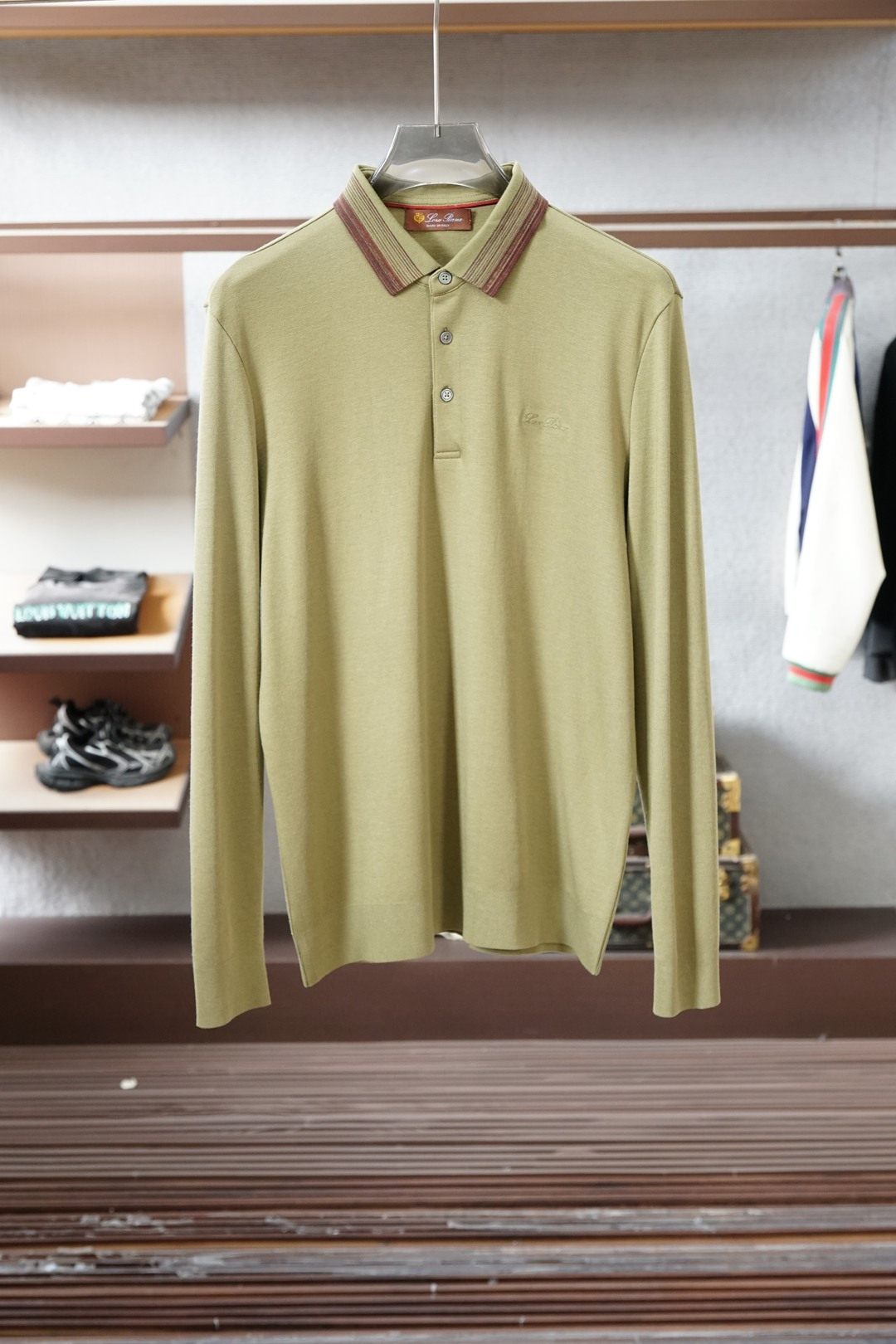 lP🆕长袖Polo、精英男士的氛围感密码被lP🆕这款长袖Polo狠狠拿捏了🤌桑蚕丝混纺面料柔滑得不像话，