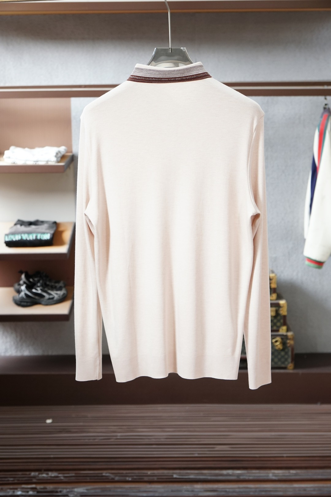 lP🆕长袖Polo、精英男士的氛围感密码被lP🆕这款长袖Polo狠狠拿捏了🤌桑蚕丝混纺面料柔滑得不像话，