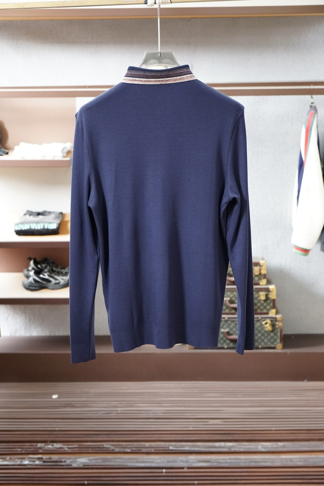 lP🆕长袖Polo、精英男士的氛围感密码被lP🆕这款长袖Polo狠狠拿捏了🤌桑蚕丝混纺面料柔滑得不像话，