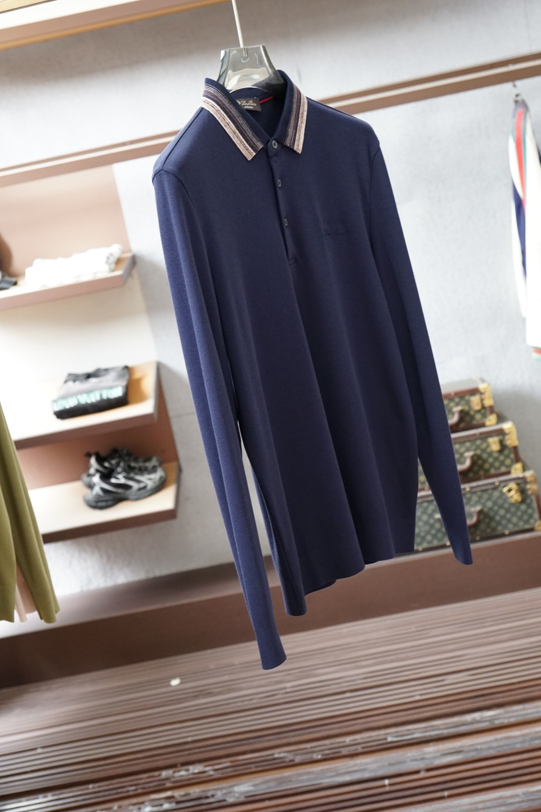 lP🆕长袖Polo、精英男士的氛围感密码被lP🆕这款长袖Polo狠狠拿捏了🤌桑蚕丝混纺面料柔滑得不像话，