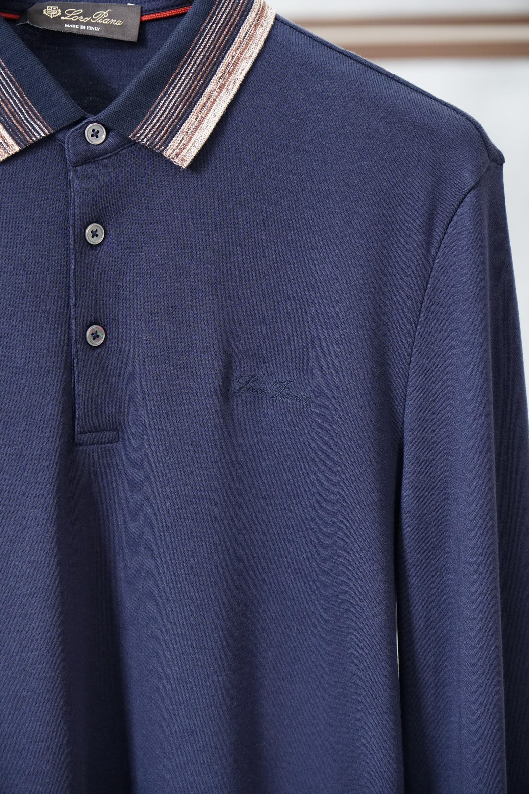 lP🆕长袖Polo、精英男士的氛围感密码被lP🆕这款长袖Polo狠狠拿捏了🤌桑蚕丝混纺面料柔滑得不像话，