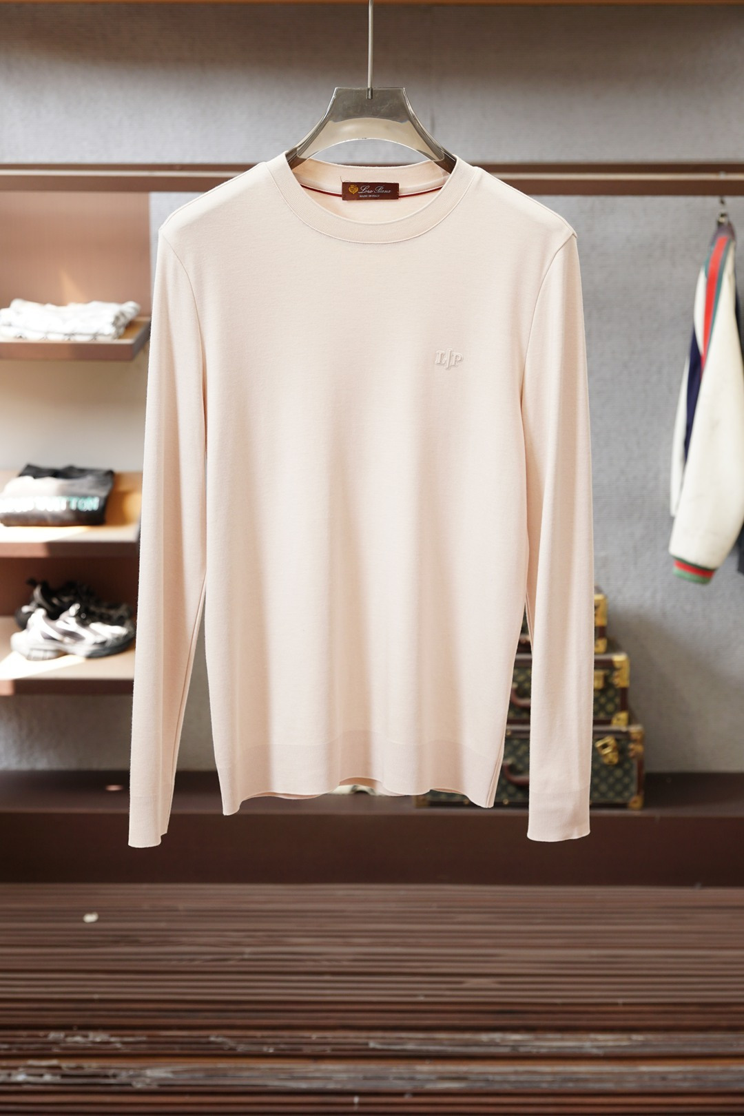 NO:681892,LP home  The latest letter logo men's corner round neck long-sleeved T-shirt for autumn and winter, traditional round neck pullover style, simple and elegant, the iconic LP rubber logo on the chest, matching the color of the clothes, looks low-key and simple, but brings an unusual sense of high-end, high brand identity. It is extremely comfortable to wear, has good elasticity, and has  Glossy, the upper body is crisp and stylish, not easy to wrinkle and deform; the overall clean lines and simple shape make the upper body tasteful and stylish, and it is super versatile and timeless. It can be easily used for both business and leisure. It looks great when worn alone or with a base layer. You can create a full urban elite male look with any combination!  The fabric is made of 90% cotton, 10% wool, and mercerized cotton. The cuffs and hem are made using a unique flat knitting process. The ribbing is seamlessly connected to the body. It smells like a sweater, but it is more delicate and tighter than a sweater. The package is naturally more comfortable and stylish, and it will not fade or deform after being worn and washed for a long time!  Sizes M-3XL (the model is 172 cm and 148 pounds, and the size L is suitable for trying on) 4 colors: black, khaki, coffee, green, loro piana, tees, t-shirt,19860909LP家 秋冬最新字母徽标男士起角圆领长袖T恤、传统圆领套头款式,简单大方,胸前标志性LP橡胶徽标,与衣服配色,看似低调简约,却带来不同寻常的高级感,品牌标识度极高.贴身穿着舒适度极佳,弹性好,有光泽,上身挺括有型,不易起皱变形；整体干净的线条和简洁的造型,上身有品位有格调,且超级百搭,永不过时,商务休闲皆可轻松应对,单穿或打底都非常好看,随意搭配都能打造出满满的都市精英男神范儿！面料90棉,10羊毛,丝光棉起角,袖口及下摆均是采用独特的横机织造工艺,无接缝衔接了与大身一体的罗纹收口,有点针织衫的味道,但比针织衫更细腻更紧密,包裹自然更舒适,更有型,且久穿久洗不褪色不变形！尺码M-3XL（模特172厘米148斤试穿L码合适）4个颜色黑色,卡其 ,咖啡,绿色,,loro piana,tees，t-shirt,,Men's clothing