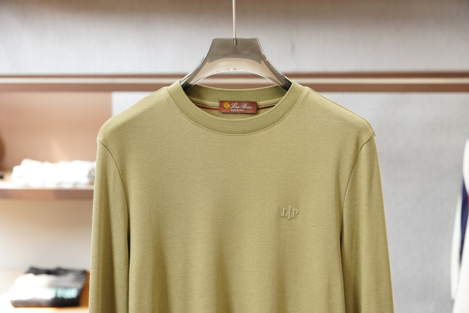 lP🆕家 、2025秋冬最新字母徽标男士起角圆领长袖T恤，传统圆领套头款式，简单大方，胸前标志性lP🆕橡