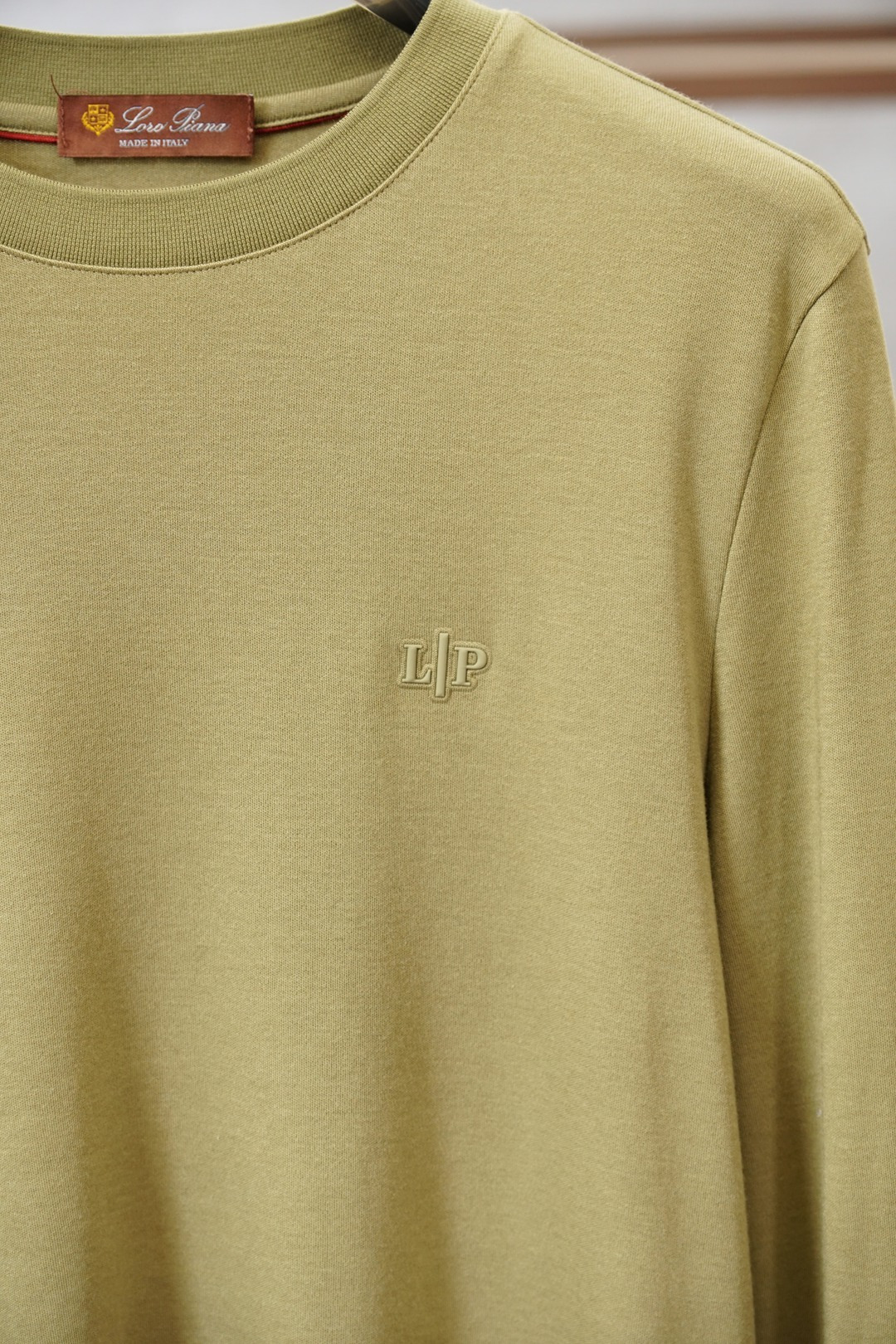 lP🆕家 、2025秋冬最新字母徽标男士起角圆领长袖T恤，传统圆领套头款式，简单大方，胸前标志性lP🆕橡