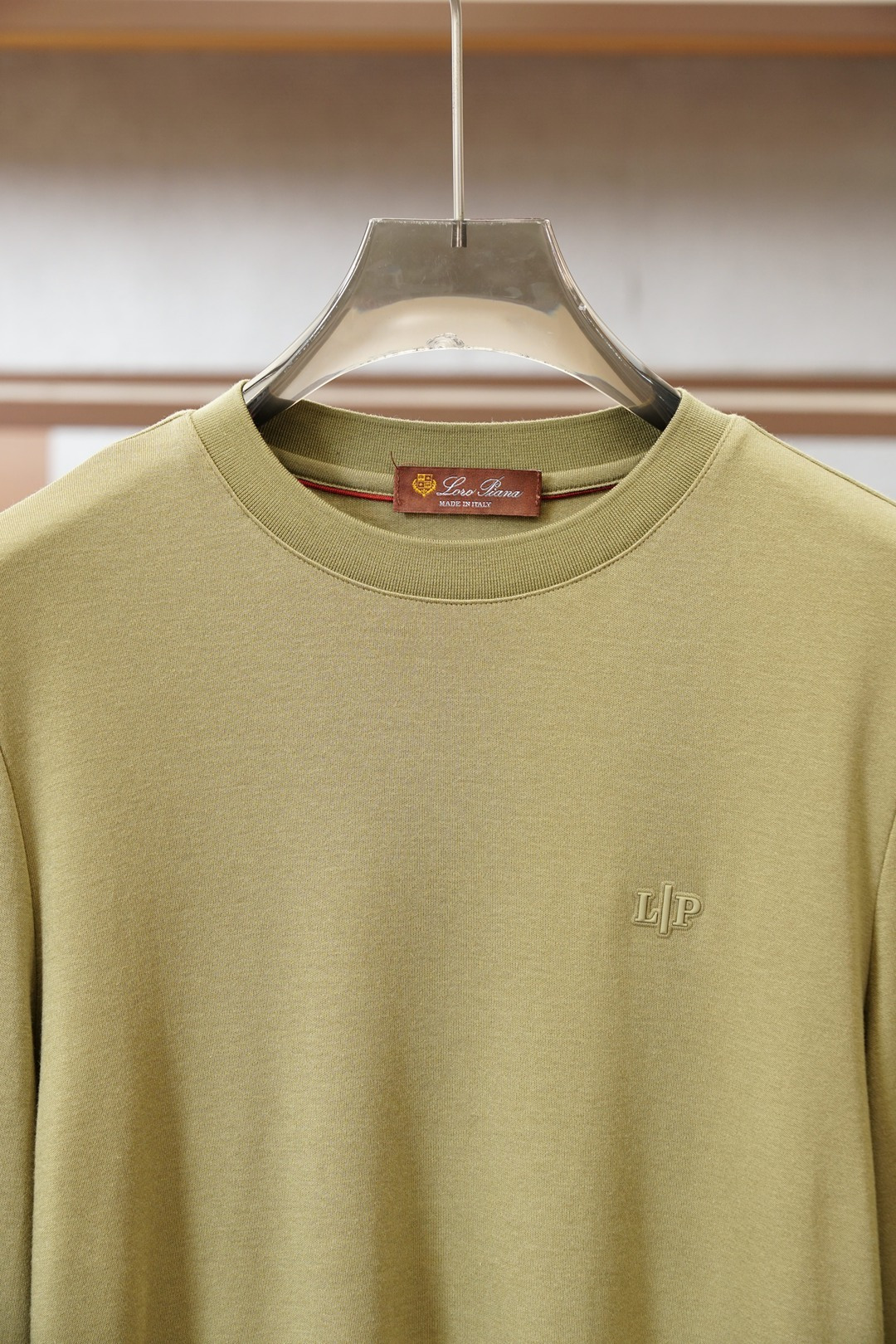 lP🆕家 、2025秋冬最新字母徽标男士起角圆领长袖T恤，传统圆领套头款式，简单大方，胸前标志性lP🆕橡