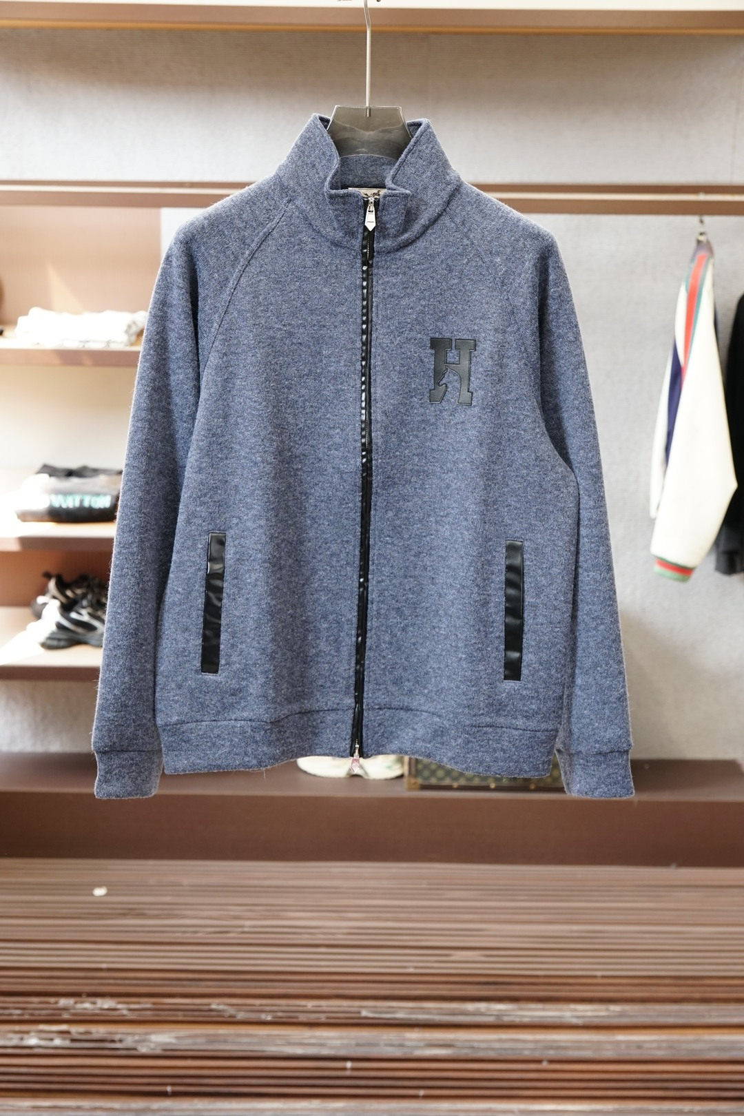 Hermes-爱马仕羊毛外套，秋冬轻奢休闲天花板、被爱马仕这款羊毛外套狠狠戳中审美💙羊毛面料细腻软糯，摸