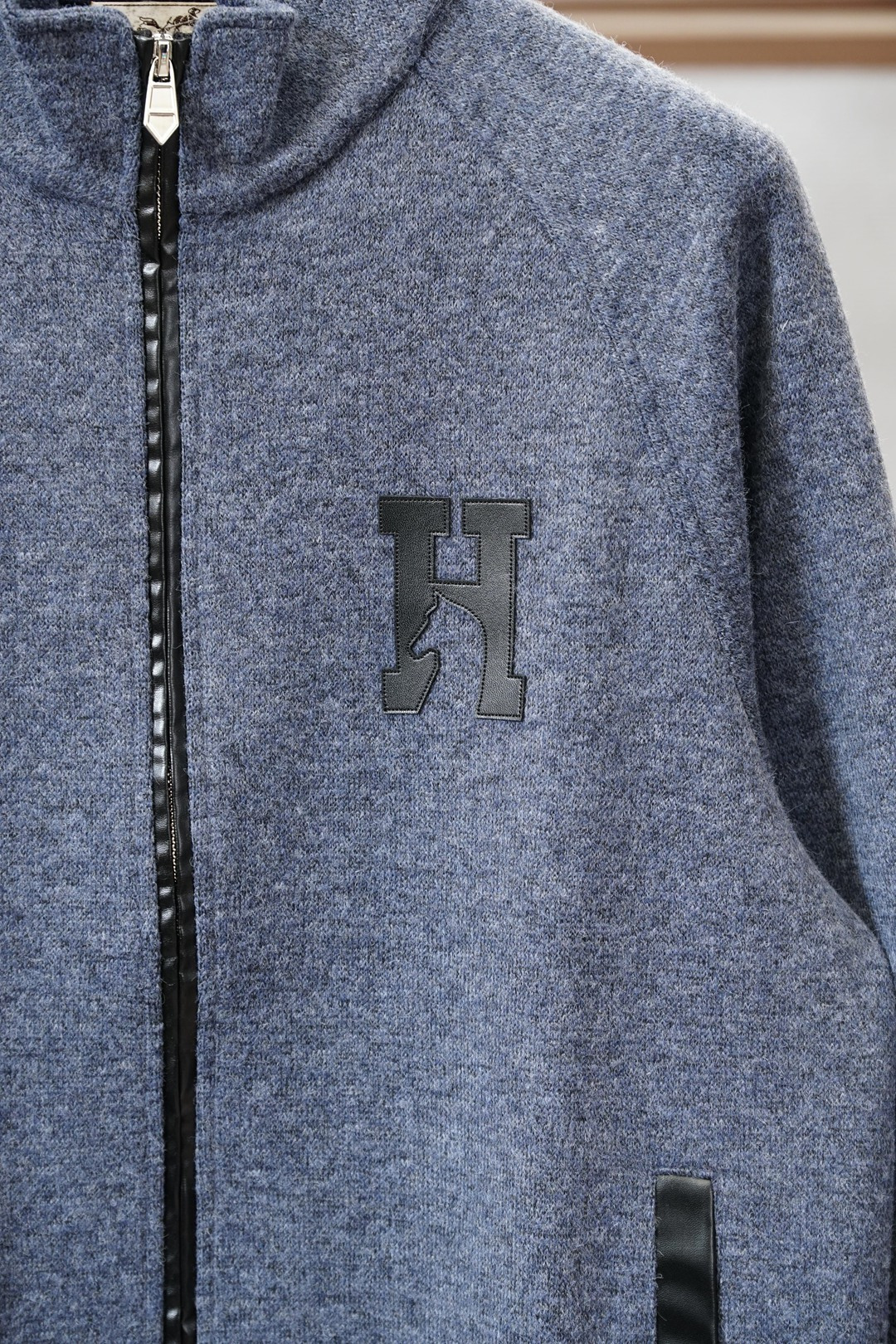 Hermes-爱马仕羊毛外套，秋冬轻奢休闲天花板、被爱马仕这款羊毛外套狠狠戳中审美💙羊毛面料细腻软糯，摸