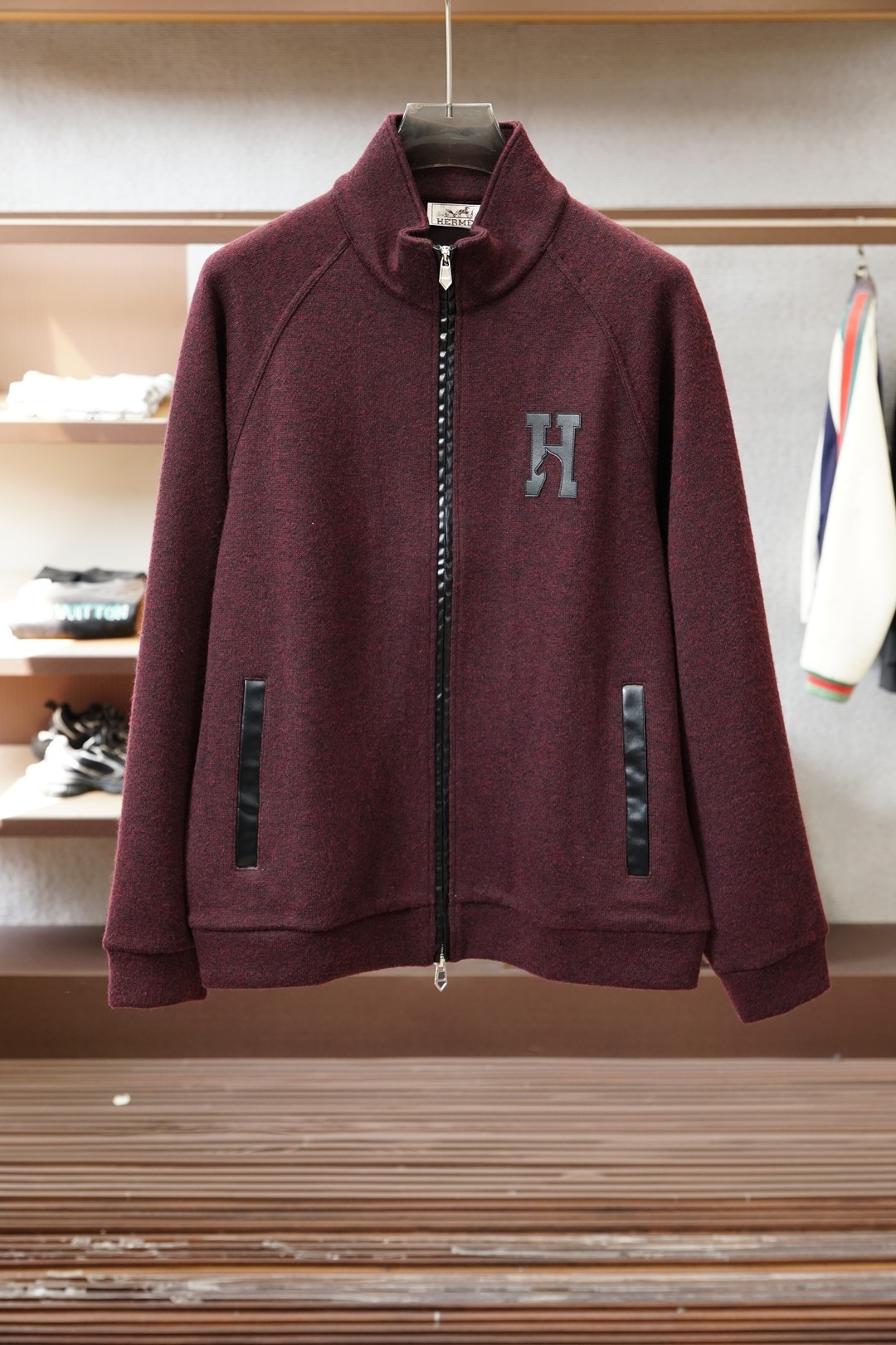 NO:681943,Hermes - Hermès wool jacket, light and luxurious leisure ceiling in autumn and winter. This wool coat from Hermès has hit the aesthetic mark. The wool fabric is delicate and soft, and it feels super textured. It has excellent warmth retention and breathability. It is not stressful at all in autumn and winter. The two colors of navy gray and burgundy are high-end and versatile. The low-key letter logo hides exquisite details, unobtrusive but full of taste.  The stand-up collar zipper design is neat and handsome, and the leather decoration of the pocket is the finishing touch, giving it a casual and light luxury feel. The style is loose and not procrastinating. It is very suitable for sweaters and sweaters. It is a sure win for daily outings or light business occasions!  Small details of wool material are recommended to be dry cleaned to better protect the texture of the fabric, hermes, hermes, hoodie, sweatshirts, jackets & coats,19860909Hermes-爱马仕羊毛外套,秋冬轻奢休闲天花板、被爱马仕这款羊毛外套狠狠戳中审美 羊毛面料细腻软糯,摸着就超有质感,保暖性和透气性都在线,秋冬穿完全不压身 藏蓝花灰、酒红两个色系高级又百搭,低调的字母标识藏着精致细节,不张扬却尽显品味 立领拉链设计利落又帅气,插袋的皮质装饰更是点睛之笔,休闲中带着轻奢感 版型是宽松不拖沓的款,搭卫衣、针织衫都超合适,日常出街或轻商务场合穿都稳赢！ 小细节羊毛材质建议干洗,更好保护面料质感,,hermes,hermes,hoodie,sweatshirts,jackets & coats,,Men's clothing