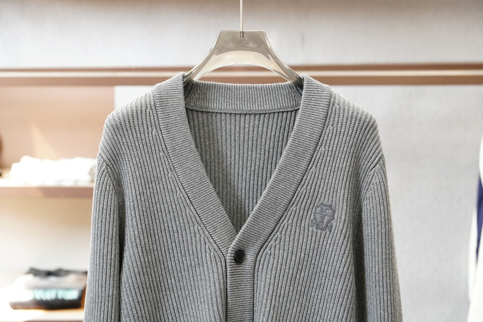 BC羊毛开衫，秋冬氛围感穿搭王炸、秋冬的松弛感被BC这款开衫狠狠拿捏了✨羊毛针织面料带着细腻的肌理感，软