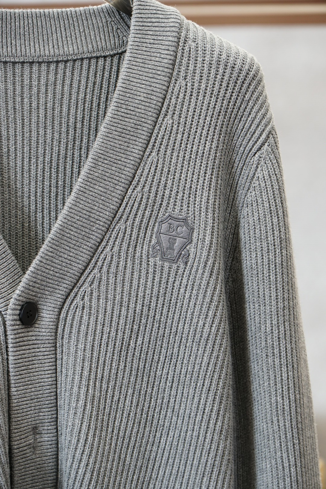 BC羊毛开衫，秋冬氛围感穿搭王炸、秋冬的松弛感被BC这款开衫狠狠拿捏了✨羊毛针织面料带着细腻的肌理感，软