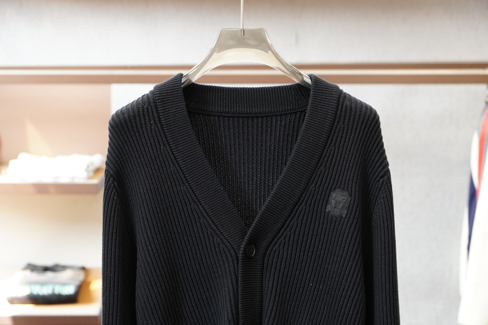 BC羊毛开衫，秋冬氛围感穿搭王炸、秋冬的松弛感被BC这款开衫狠狠拿捏了✨羊毛针织面料带着细腻的肌理感，软