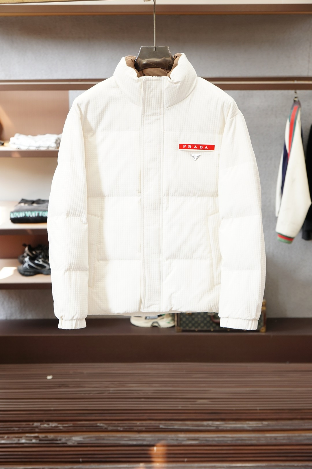 NO:681946,Prada down jacket, responsible for hardcore fashion in winter_Prada's down jacket directly refreshes my aesthetic of warm jackets. The waffle texture fabric is full of texture, and the black body is matched with the classic red triangle logo. It is low-key and reveals the iconic sense of luxury. The stand-up collar design is windproof and neat, with plenty of down filling but not bulky. It has both warmth and style in winter.  The style is loose and casual, perfect for wearing with sweatshirts and turtlenecks. It has a strong aura for daily outings or light business wear. The zippers and pockets in the details are designed with great care. Prada's fine workmanship is really hidden in every place!  Maintenance tips: It is recommended to wash down jackets at low temperature and gentle care, avoid machine washing,,, prada, prada, hoodie, sweatshirts, jackets & coats, down jacket,19860909普拉达羽绒服,冬日硬核时髦担当_Prada这款羽绒服直接刷新我对保暖外套的审美 华夫格肌理面料质感拉满,黑色主体搭配经典红标三角标,低调中透着标志性的奢感 立领设计防风又利落,充绒量超足却不臃肿,冬日保暖和造型感两手抓 版型是宽松的休闲款,搭卫衣、高领衫都超适配,日常出街或轻商务穿都气场在线 细节处的拉链、口袋设计都超用心,Prada的精工细作真的藏在每一处！ 养护小Tips羽绒服建议低温轻柔洗,避免机洗,,,prada,prada,hoodie,sweatshirts,jackets & coats,down jacket,,Men's clothing