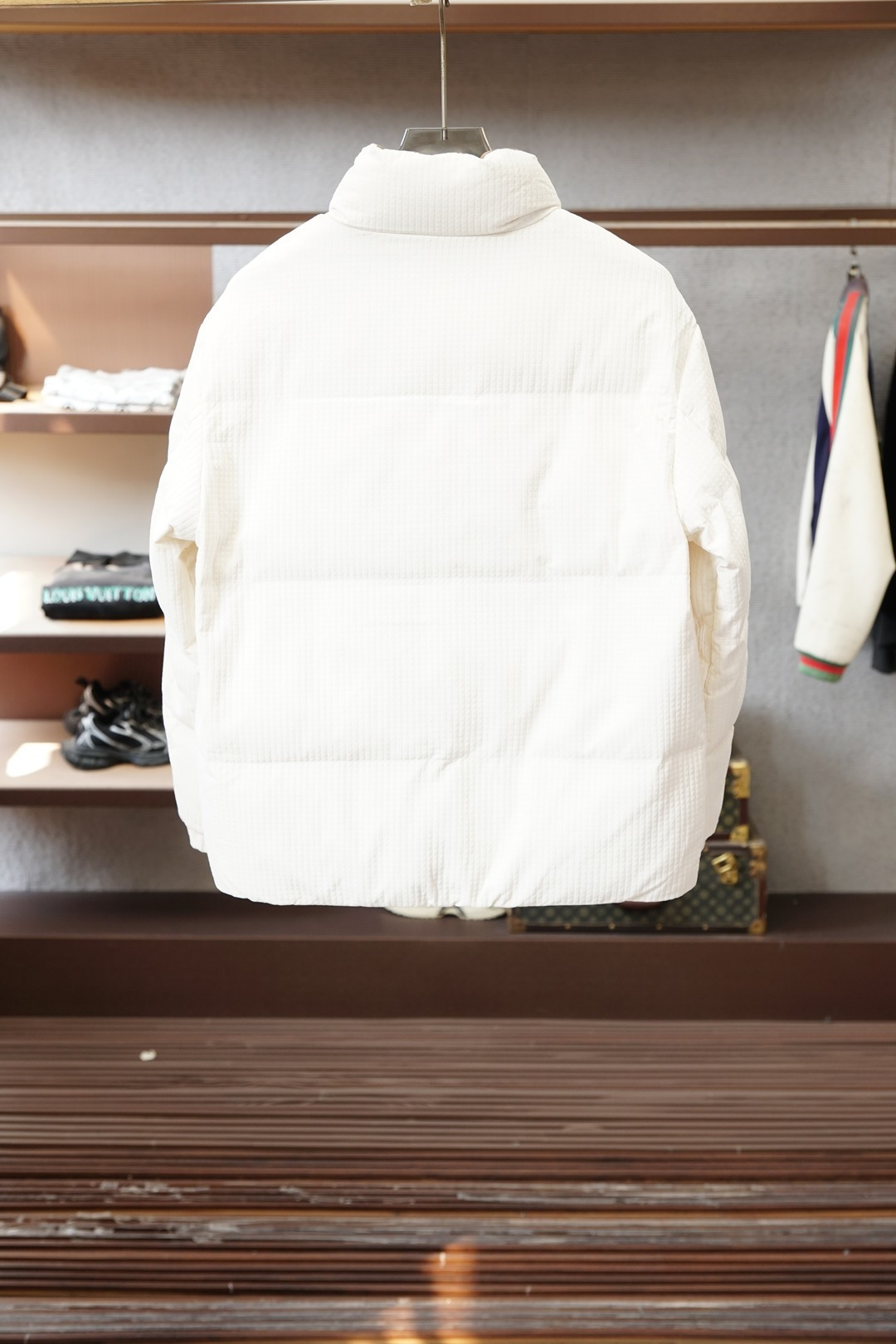 普拉达羽绒服，冬日硬核时髦担当_Prada这款羽绒服直接刷新我对保暖外套的审美🖤华夫格肌理面料质感拉满，