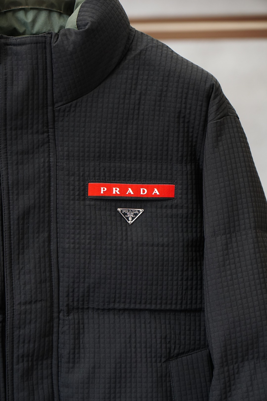 普拉达羽绒服，冬日硬核时髦担当_Prada这款羽绒服直接刷新我对保暖外套的审美🖤华夫格肌理面料质感拉满，