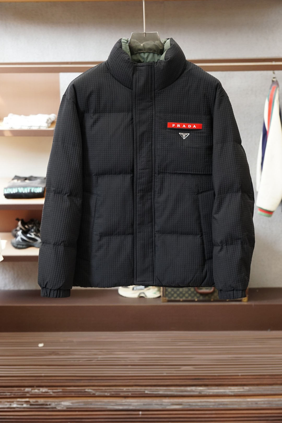 普拉达羽绒服，冬日硬核时髦担当_Prada这款羽绒服直接刷新我对保暖外套的审美🖤华夫格肌理面料质感拉满，