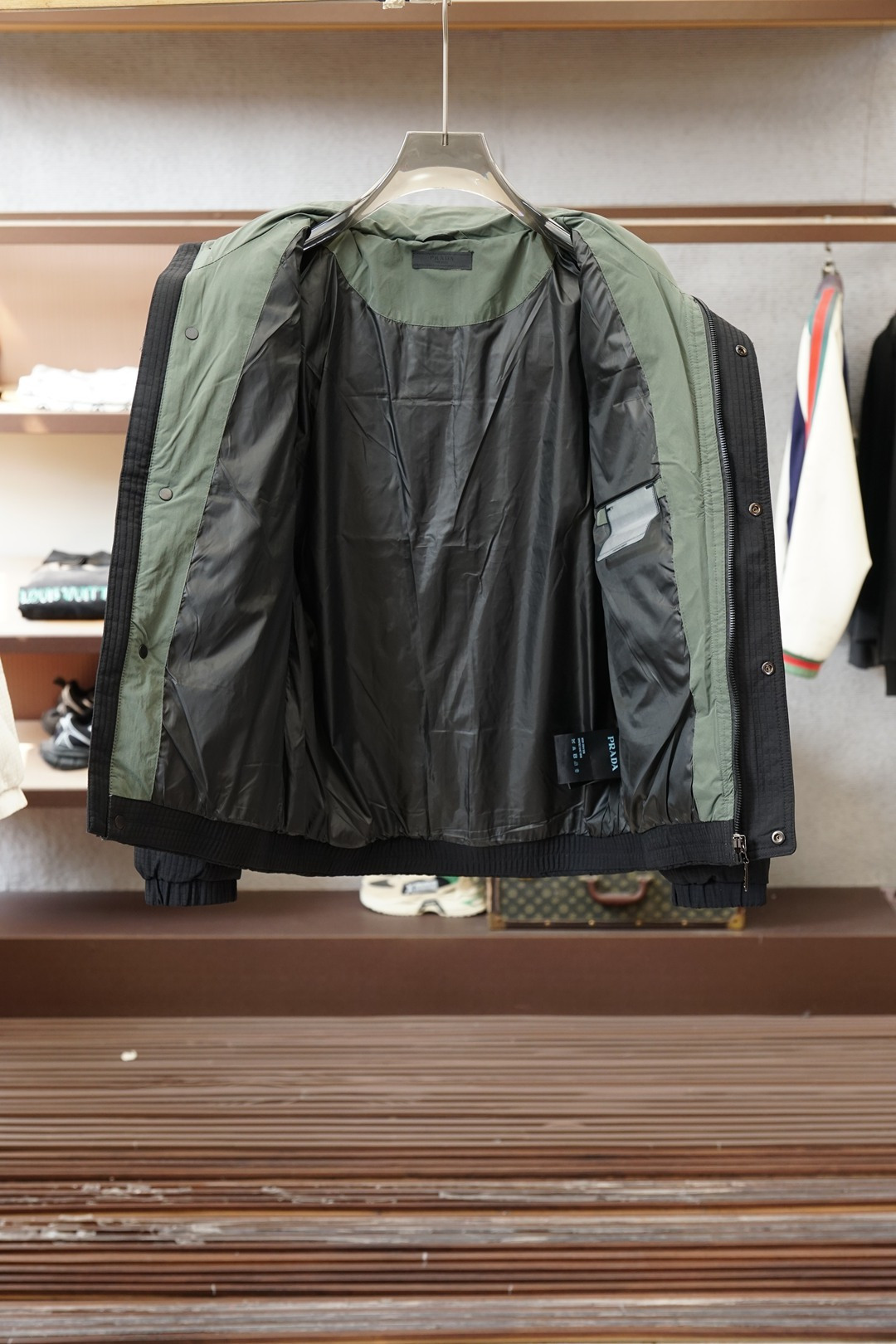 普拉达羽绒服，冬日硬核时髦担当_Prada这款羽绒服直接刷新我对保暖外套的审美🖤华夫格肌理面料质感拉满，