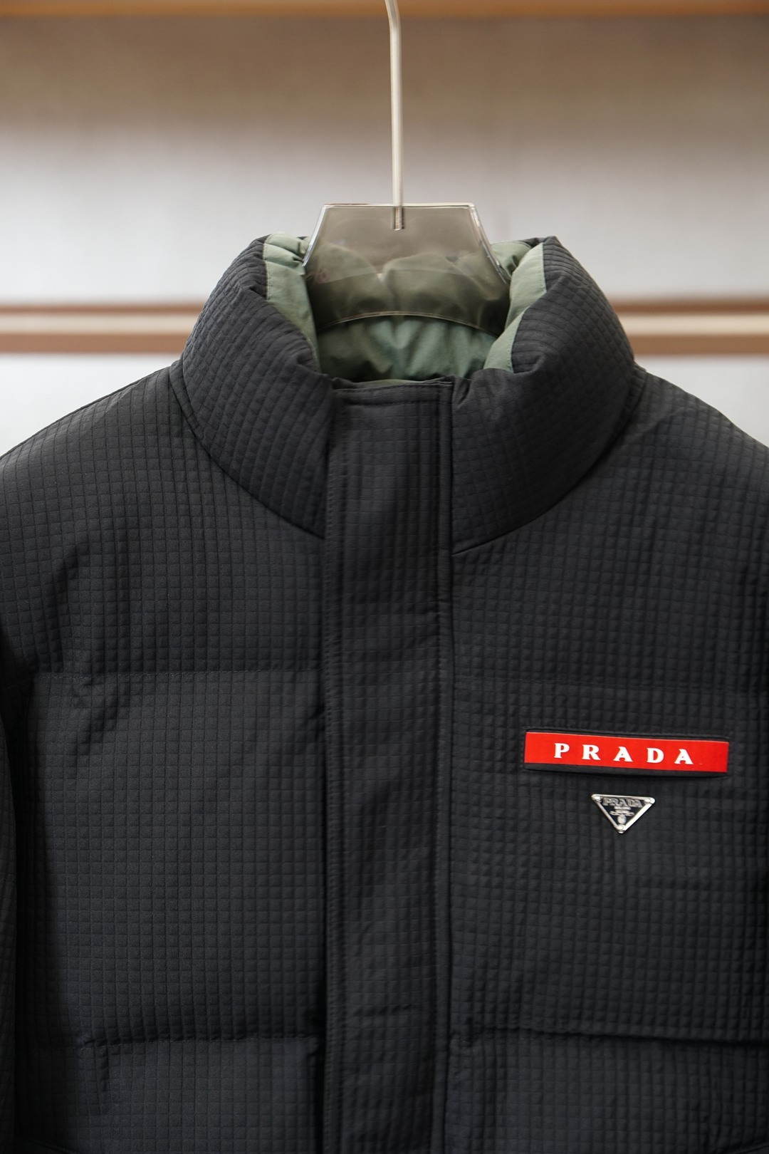 普拉达羽绒服，冬日硬核时髦担当_Prada这款羽绒服直接刷新我对保暖外套的审美🖤华夫格肌理面料质感拉满，