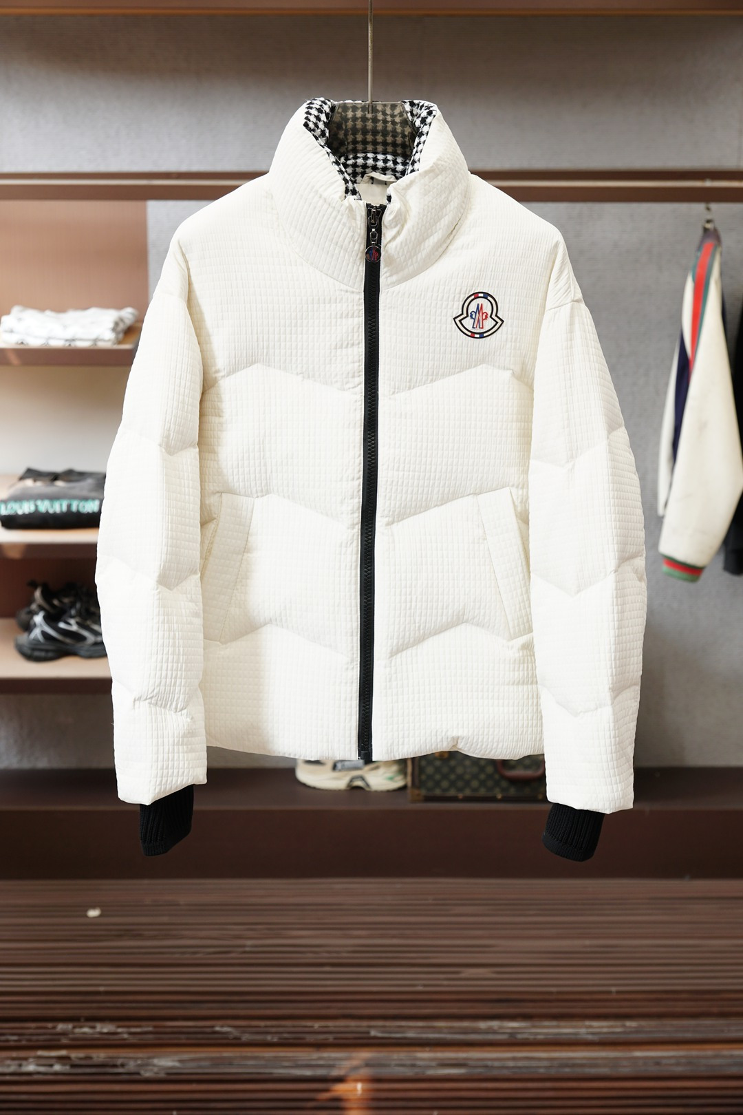 NO:681952,Moncler's waffle down jacket is both beautiful and warm in winter_Moncler's waffle down jacket is directly like a god. The waffle texture fabric breaks the monotony of traditional down jackets. The black is classic and stain-resistant, and the white is refreshing and elegant. Both colors are very eye-catching. The houndstooth stitching on the inside of the stand-up collar is the finishing touch. The details show the sense of design, and the low-key style reveals light luxury.  It is full of velvet but not bulky, and has plenty of warmth in winter. It is very suitable for pairing with sweaters and sweaters. The iconic brand badge is small and exquisite, making it highly recognizable when worn out. It is very eye-catching for daily outings or short trips!  Tips on how to style: Pair with dark jeans for a casual style, pair with trousers for a casual and business-like look instantly, Moncler, hoodie, sweatshirts, jeans, down jacket,19860909蒙口华夫格羽绒服,冬日颜值保暖双在_Moncler这款华夫格羽绒服直接封神 华夫格肌理面料打破传统羽绒服的单调,黑色经典耐脏,白色清爽显气质,双色都超戳人 立领内侧的千鸟格拼接是点睛之笔,细节处尽显设计感,低调中透着轻奢范 充绒饱满却不臃肿,冬日保暖性拉满,搭配卫衣、针织衫都超合适 标志性的品牌徽章小巧精致,穿出门辨识度拉满,日常出街或短途出行穿都超吸睛！ 穿搭小技巧搭配深色牛仔裤走休闲风,配西裤秒变轻熟商务感,,Moncler,hoodie,sweatshirts,jeans,down jacket,,Men's clothing