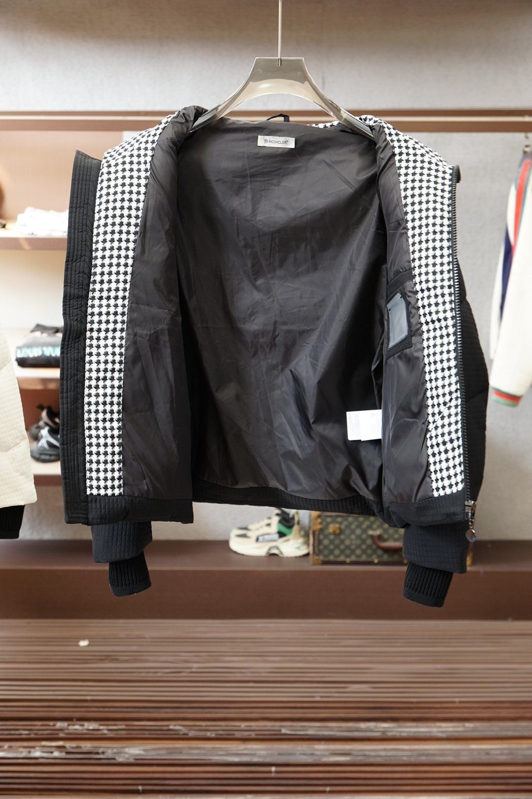 蒙口华夫格羽绒服，冬日颜值保暖双在_Moncler这款华夫格羽绒服直接封神❄️华夫格肌理面料打破传统羽绒