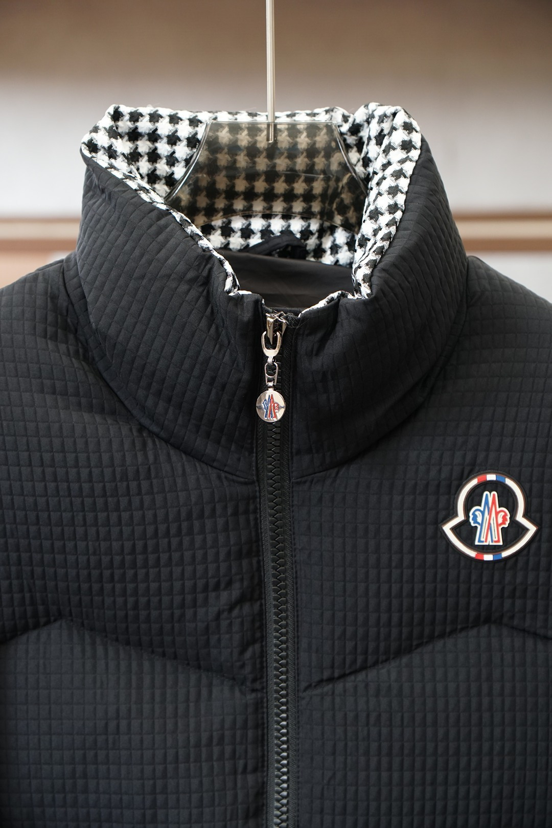 蒙口华夫格羽绒服，冬日颜值保暖双在_Moncler这款华夫格羽绒服直接封神❄️华夫格肌理面料打破传统羽绒