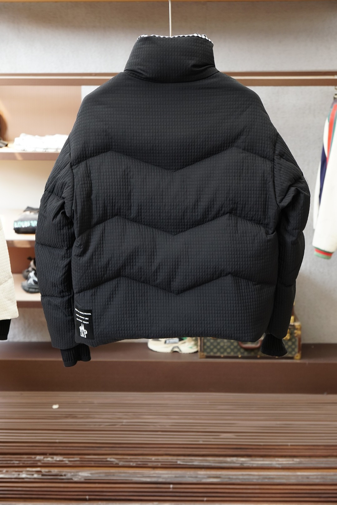 蒙口华夫格羽绒服，冬日颜值保暖双在_Moncler这款华夫格羽绒服直接封神❄️华夫格肌理面料打破传统羽绒