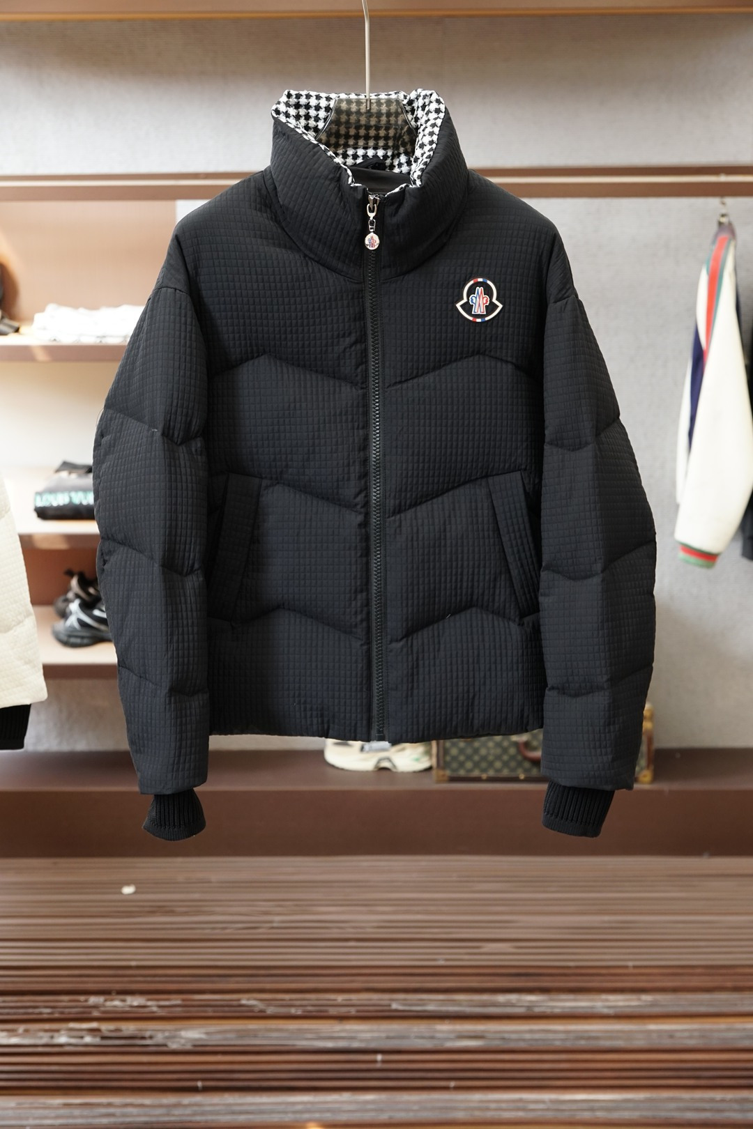 蒙口华夫格羽绒服，冬日颜值保暖双在_Moncler这款华夫格羽绒服直接封神❄️华夫格肌理面料打破传统羽绒