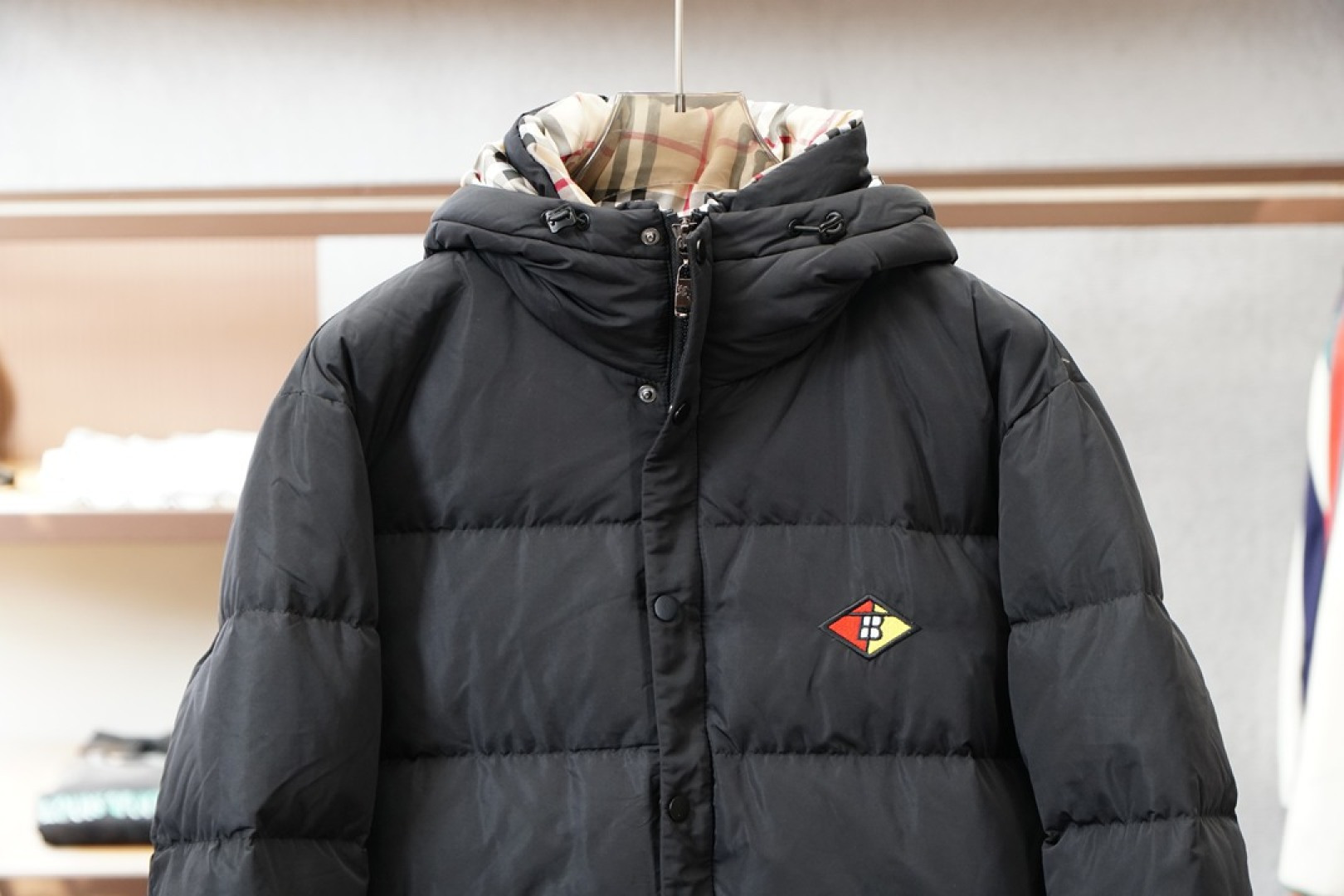 巴宝莉羽绒服，冬日英伦风的温暖打开方式Burberry这款羽绒服直接把英伦格调焊在冬日穿搭里🧥经典的格纹