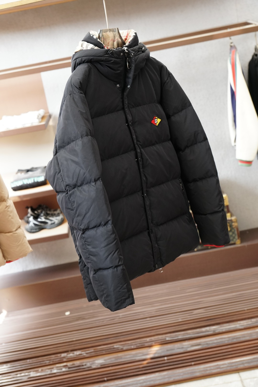 巴宝莉羽绒服，冬日英伦风的温暖打开方式Burberry这款羽绒服直接把英伦格调焊在冬日穿搭里🧥经典的格纹