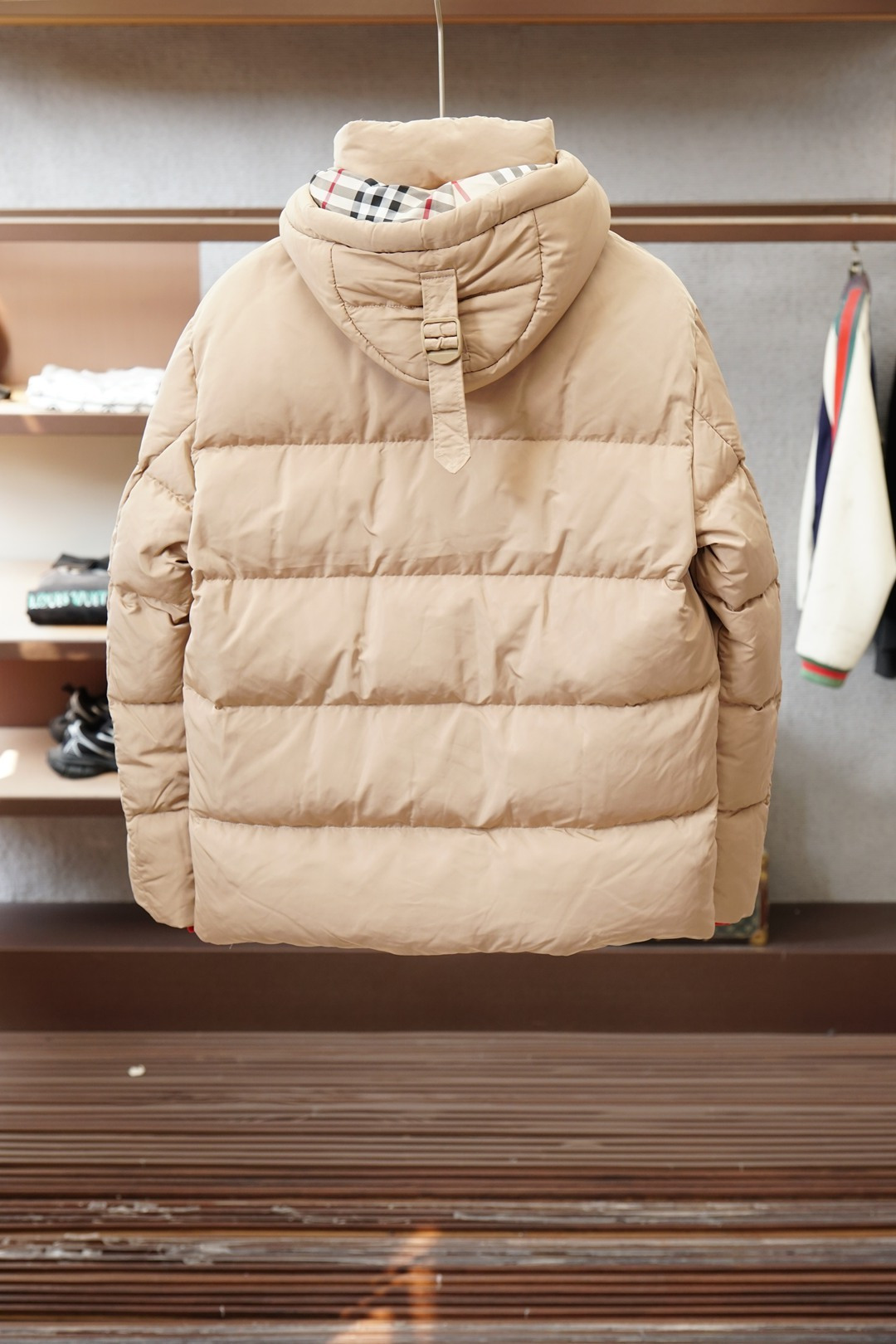 巴宝莉羽绒服，冬日英伦风的温暖打开方式Burberry这款羽绒服直接把英伦格调焊在冬日穿搭里🧥经典的格纹