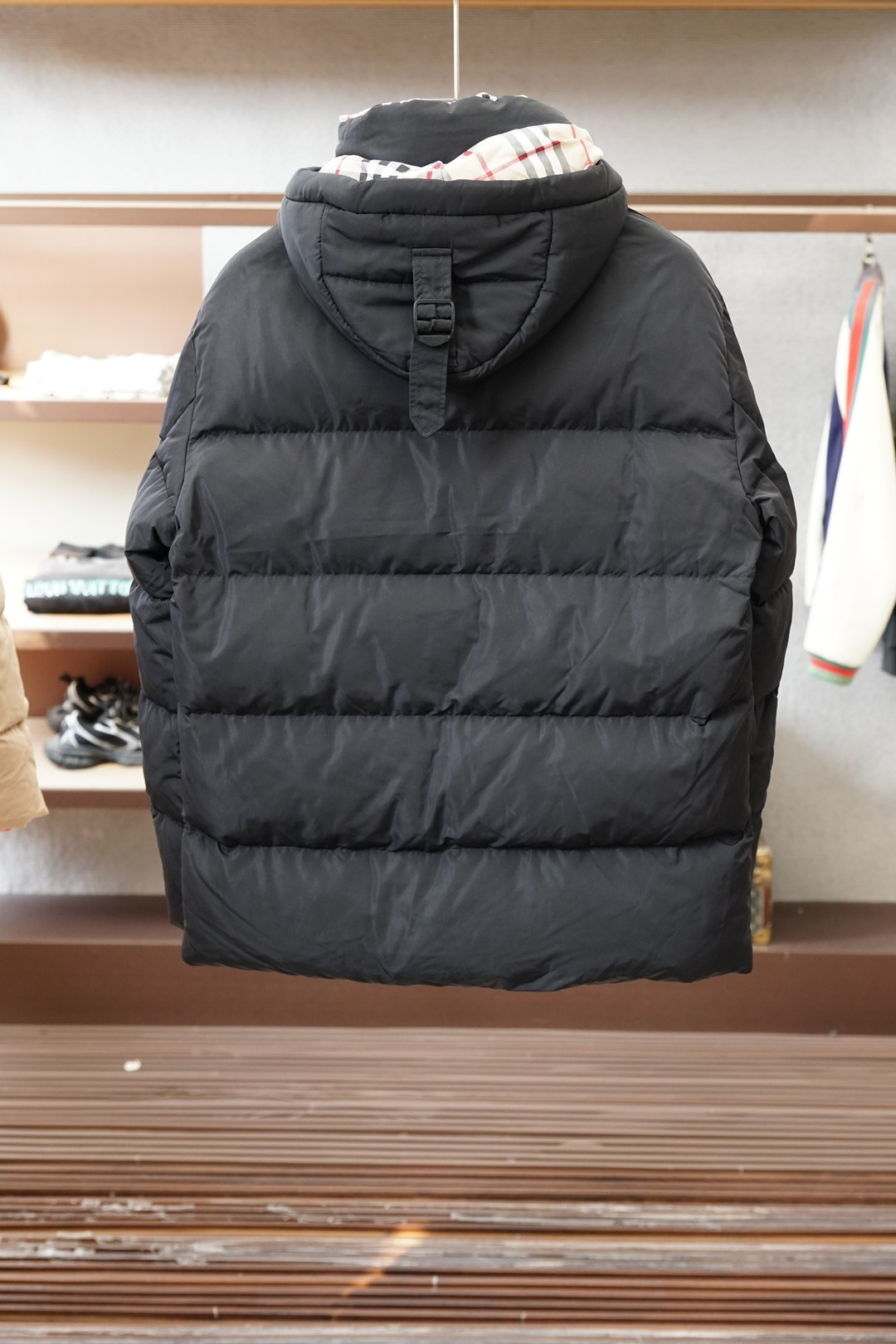 巴宝莉羽绒服，冬日英伦风的温暖打开方式Burberry这款羽绒服直接把英伦格调焊在冬日穿搭里🧥经典的格纹